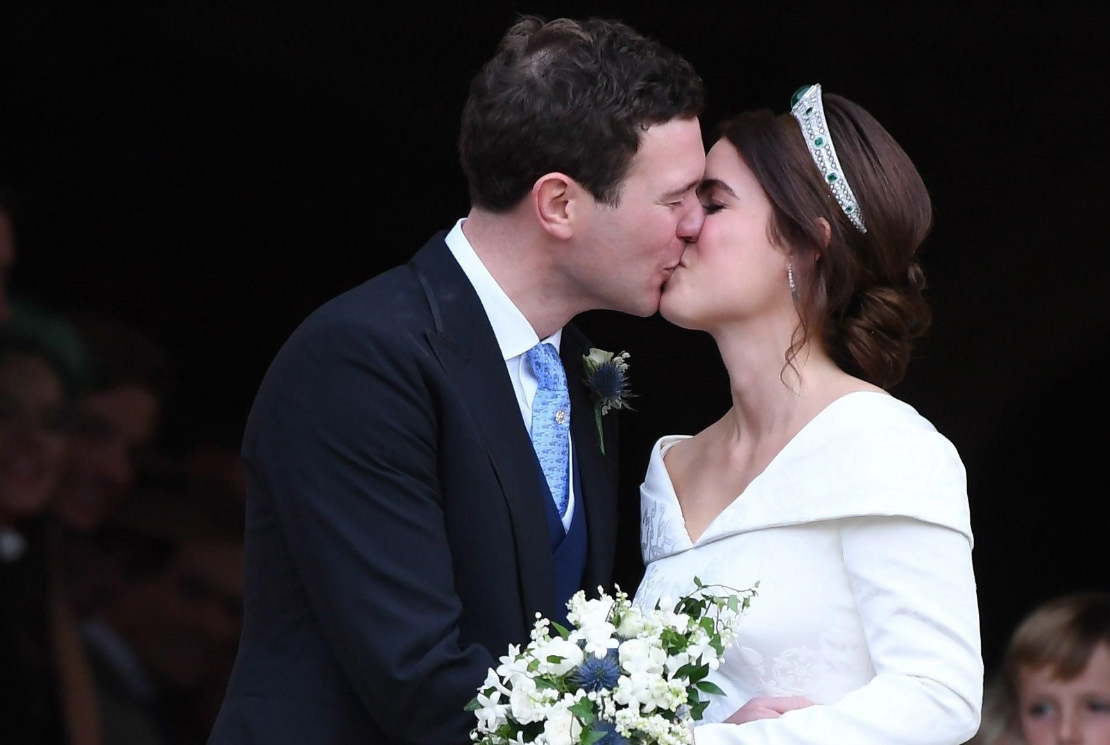 La princesa Eugenia de York y su marido, Jack Brooksbank, besándose a la salida de la capilla de San Jorge.