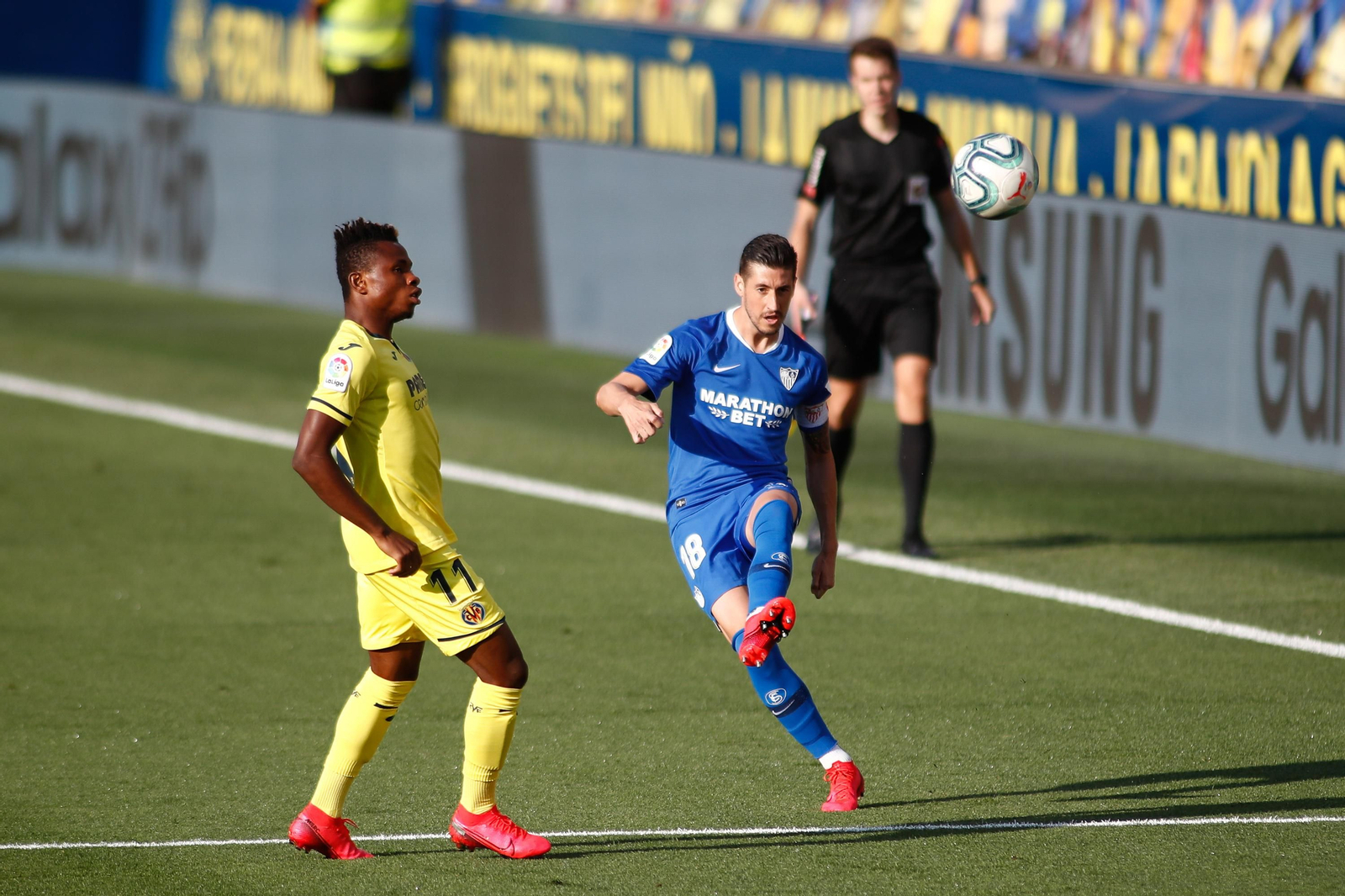 Escudero prueba un pase en largo.