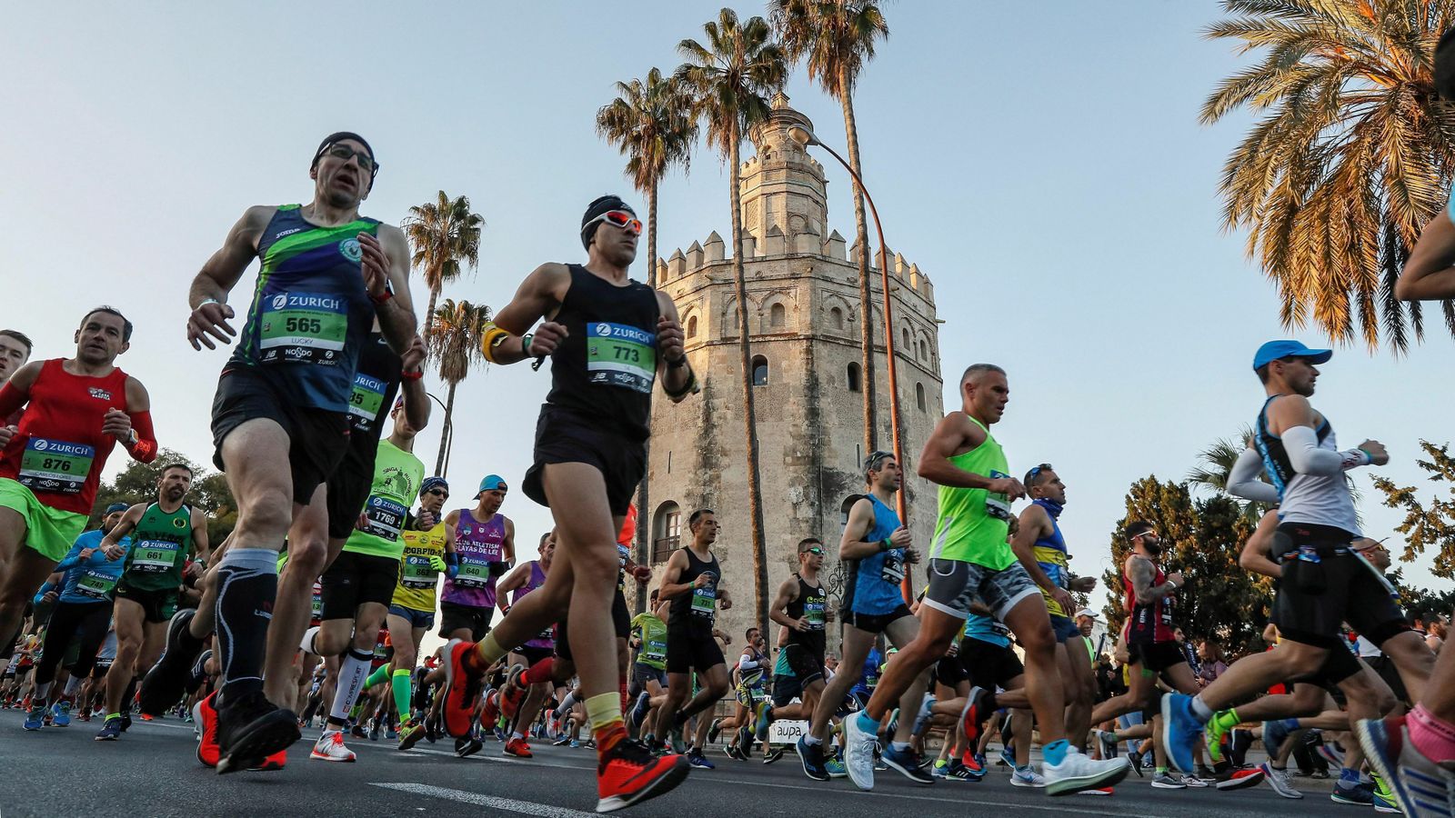Maratón de Sevilla por la Torre del Oro.