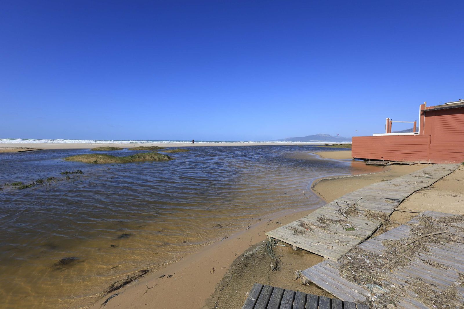 Las fotografías del paseo marítimo de Los Lances tras la borrasca Oriana