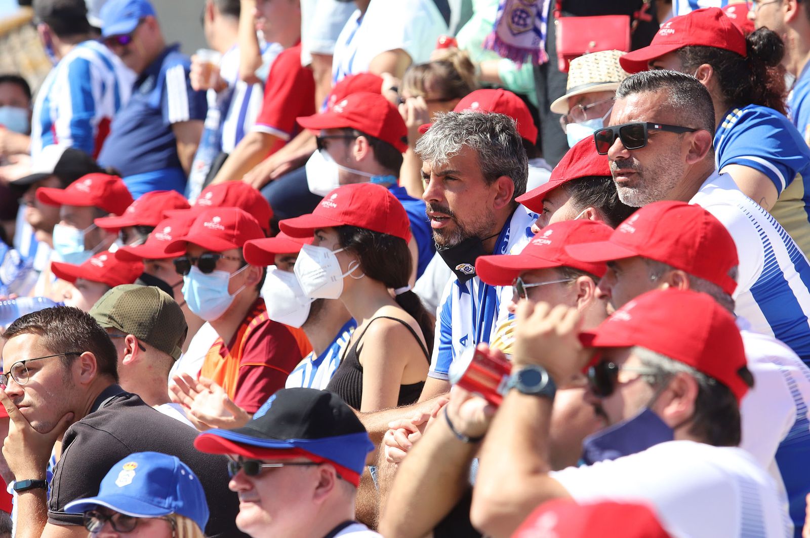 Imágenes de la afición más fiel del Recre en su visita al campo del Antoniano