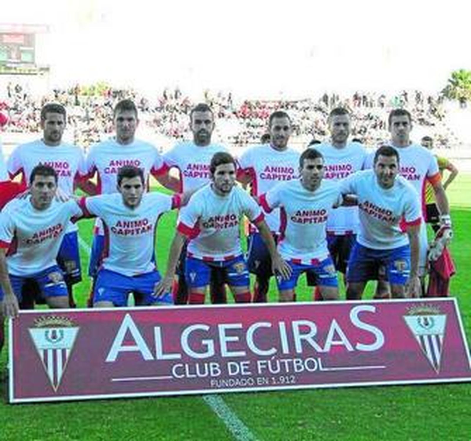 Los jugadores del Algeciras con camisetas de apoyo a Javi Chico.