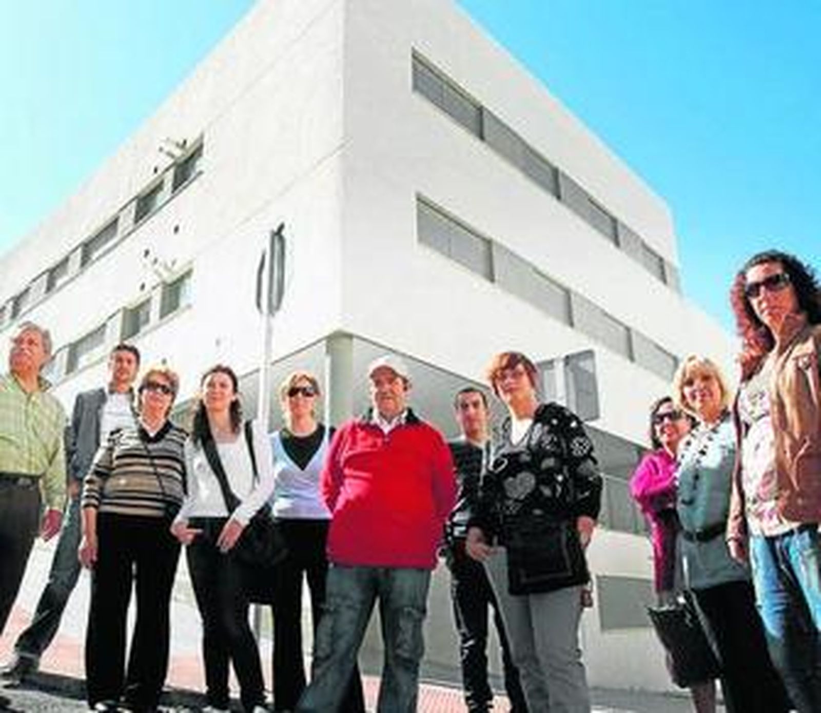 Algunos de los afectados, ayer delante de Residencial Vistalegre.