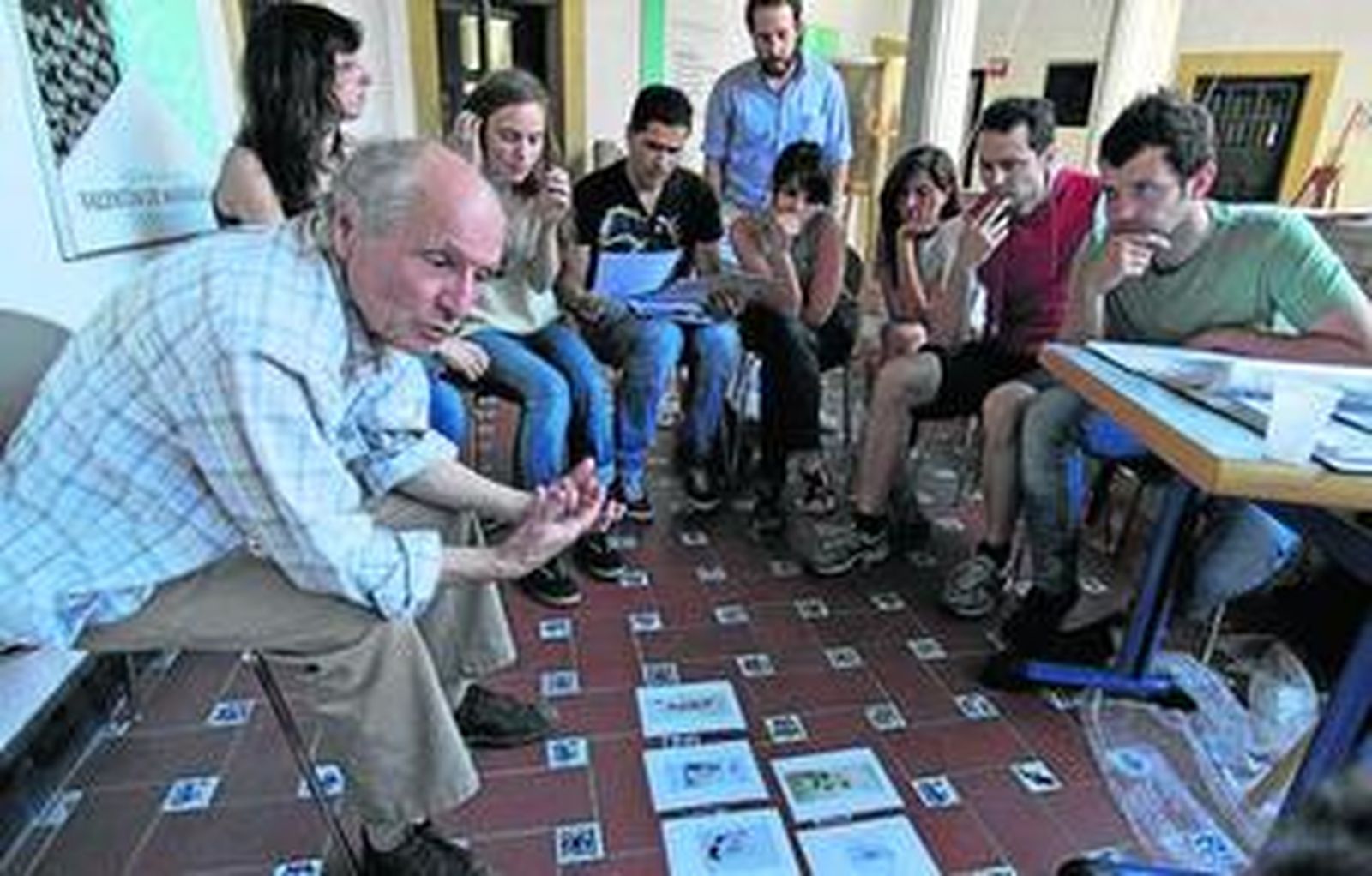 Antonio López, con los alumnos de su taller, ayer en la sede de la Fundación Valentín de Madariaga.