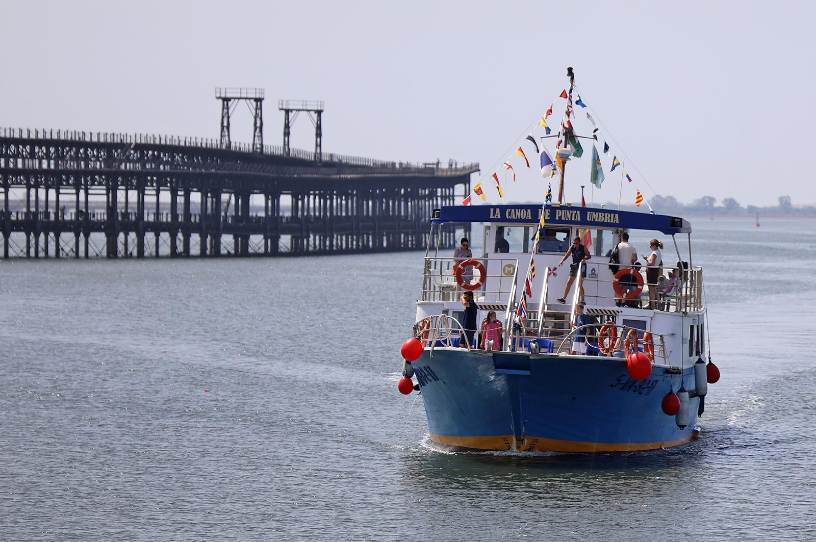 La canoa de Punta Umbría durante su travesía.