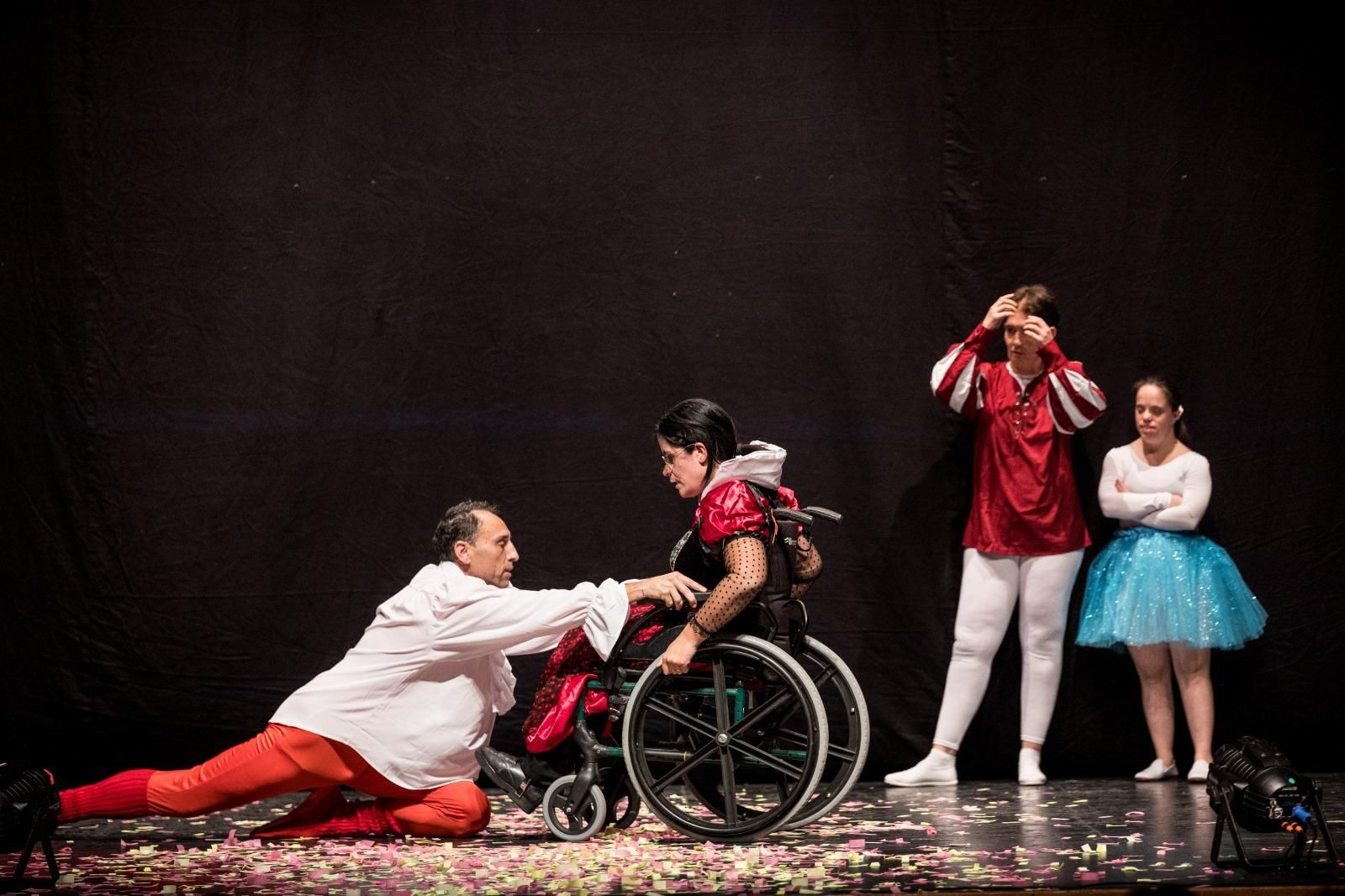 Un momento de la representación de la obra 'Próxima parada: el amor' puesta en escena por usuarios de UPACE en San Fernando