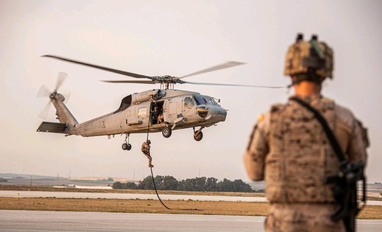 Ejercicio de 'fast rope' de la Armada