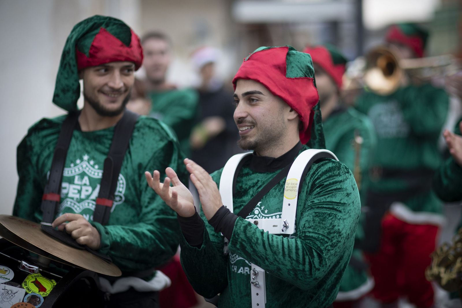 Única en España: las mejores imágenes de la cabalgata con 200 Mamá Noel en Otura