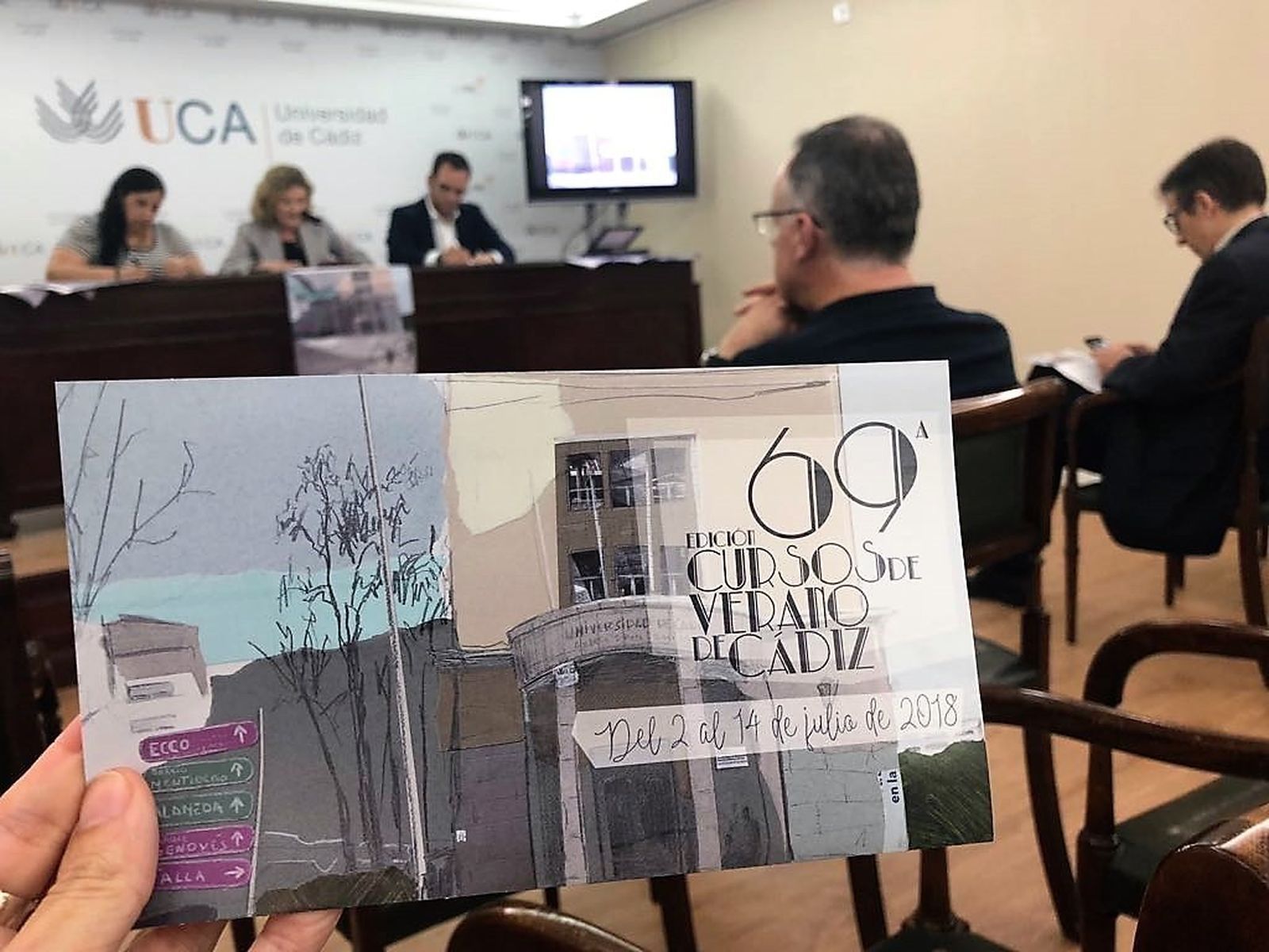Presentación de la 69 edición de los Cursos de Verano de la UCA, con el cartel en primer plano.