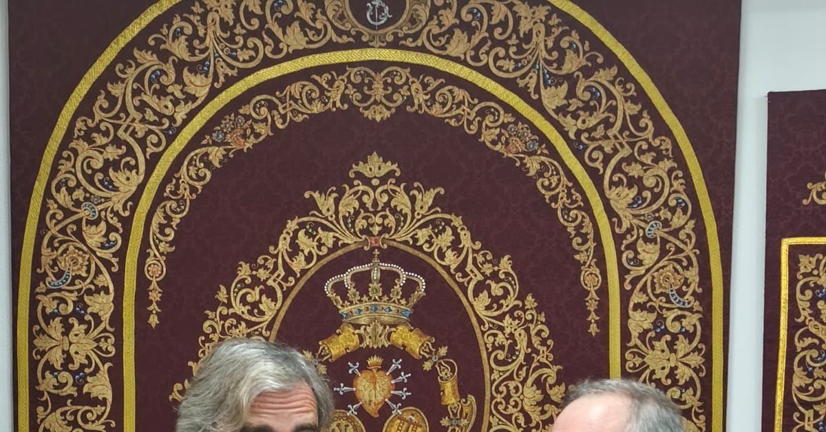 Fernando Pérez medita a los pies del Cristo de la Providencia en el corazón de Los Servitas