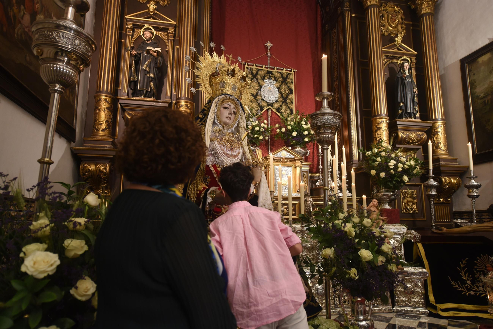 El besamanos de la Virgen de los Dolores, en imágenes