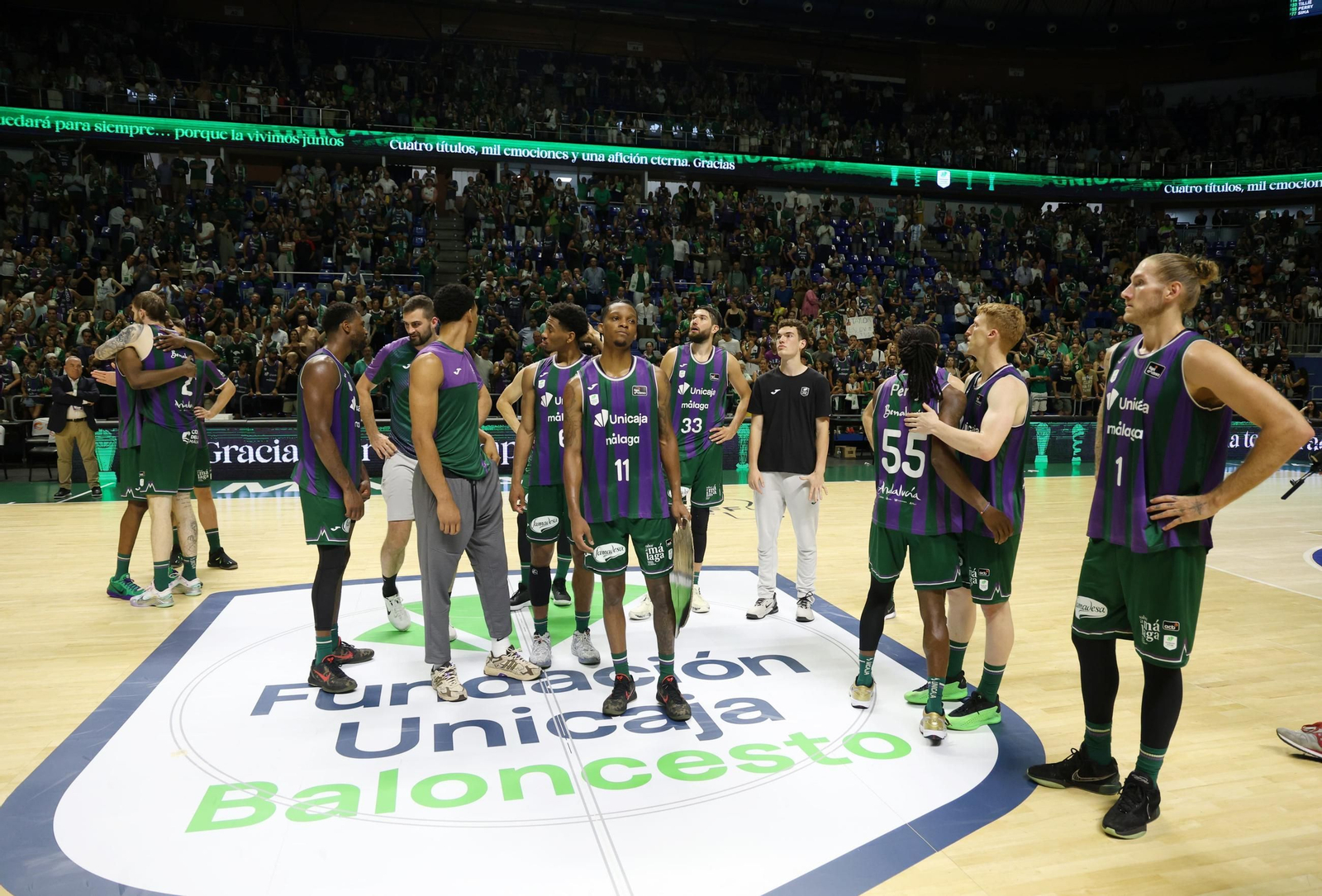 La plantilla del Unicaja tras caer con el Madrid.