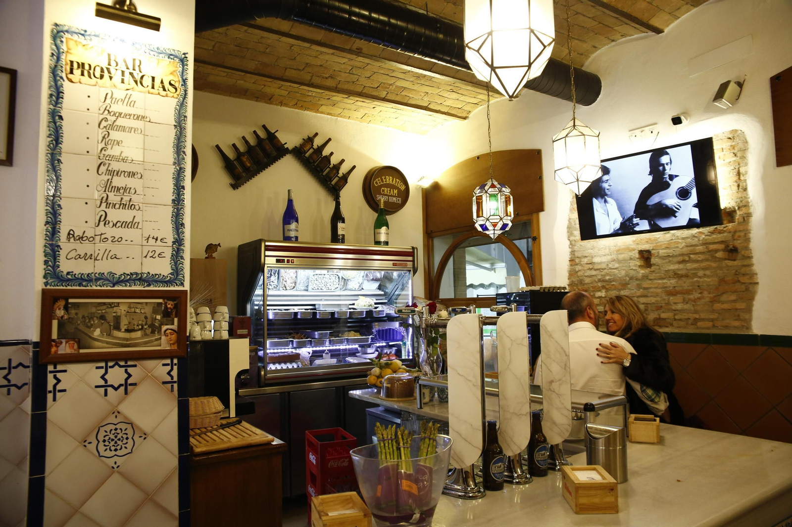 Bar Provincias: tapas clásicas de migas, arroz y pescaito junto a la Catedral