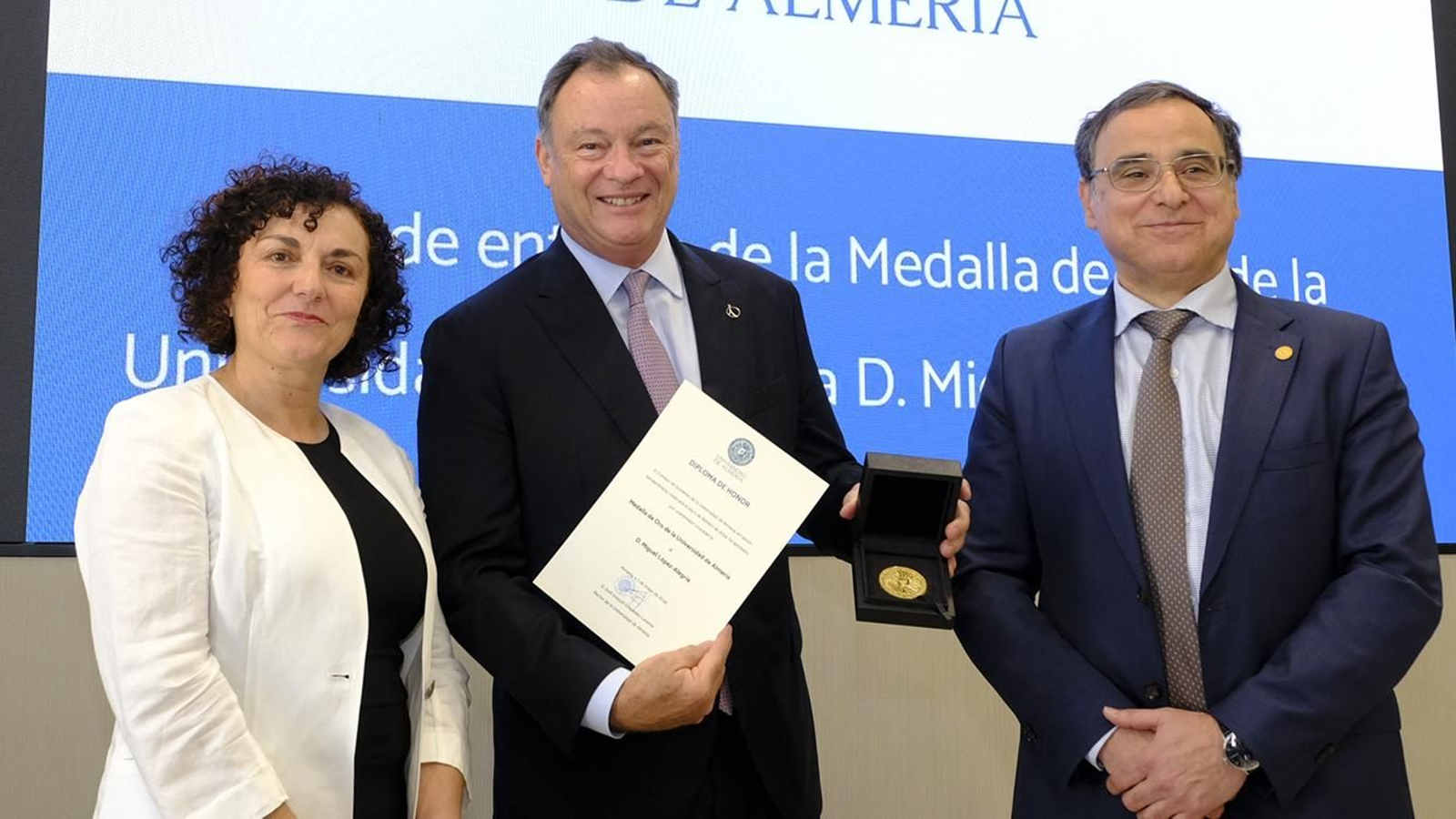 Miguel López Alegría muestra la Medalla de Oro de la Universidad de Almería.