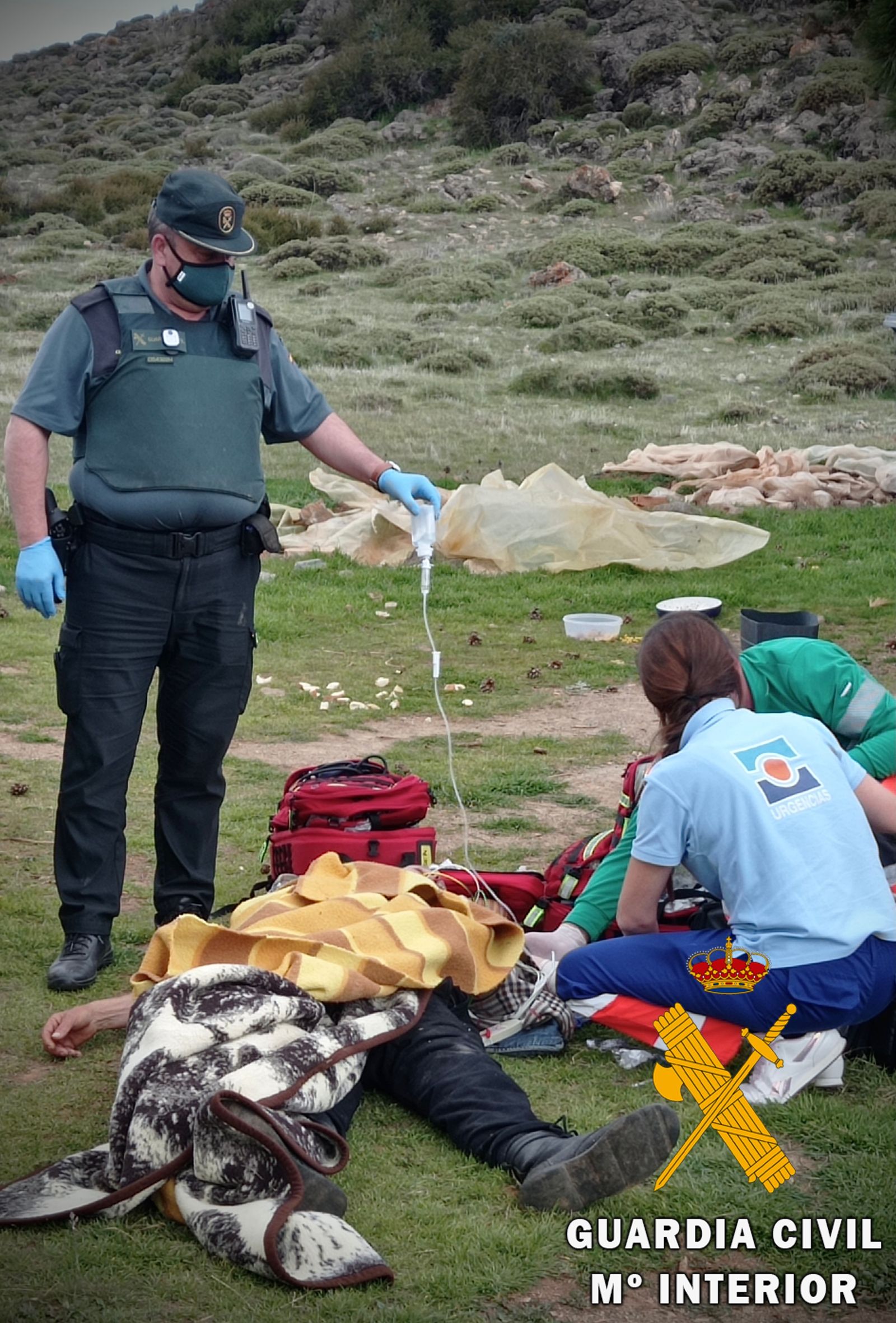 La Guardia Civil auxilia a un hombre con problemas respiratorios en una zona de difícil acceso en Dalías