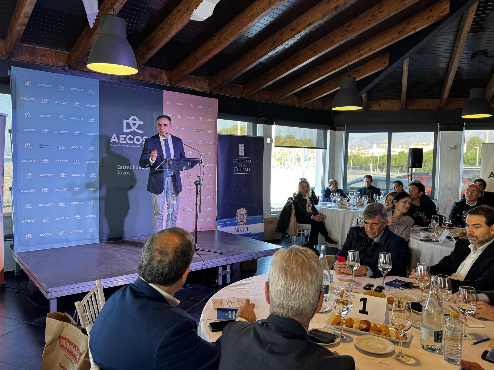 El presidente de la Diputación durante su charla en la Costa