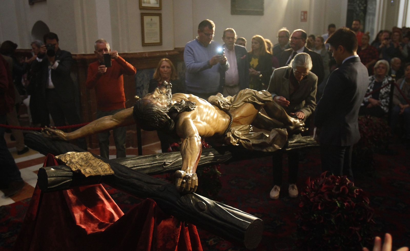 Besapies del Cristo del Cachorro y besamanos del Jesús Nazareno