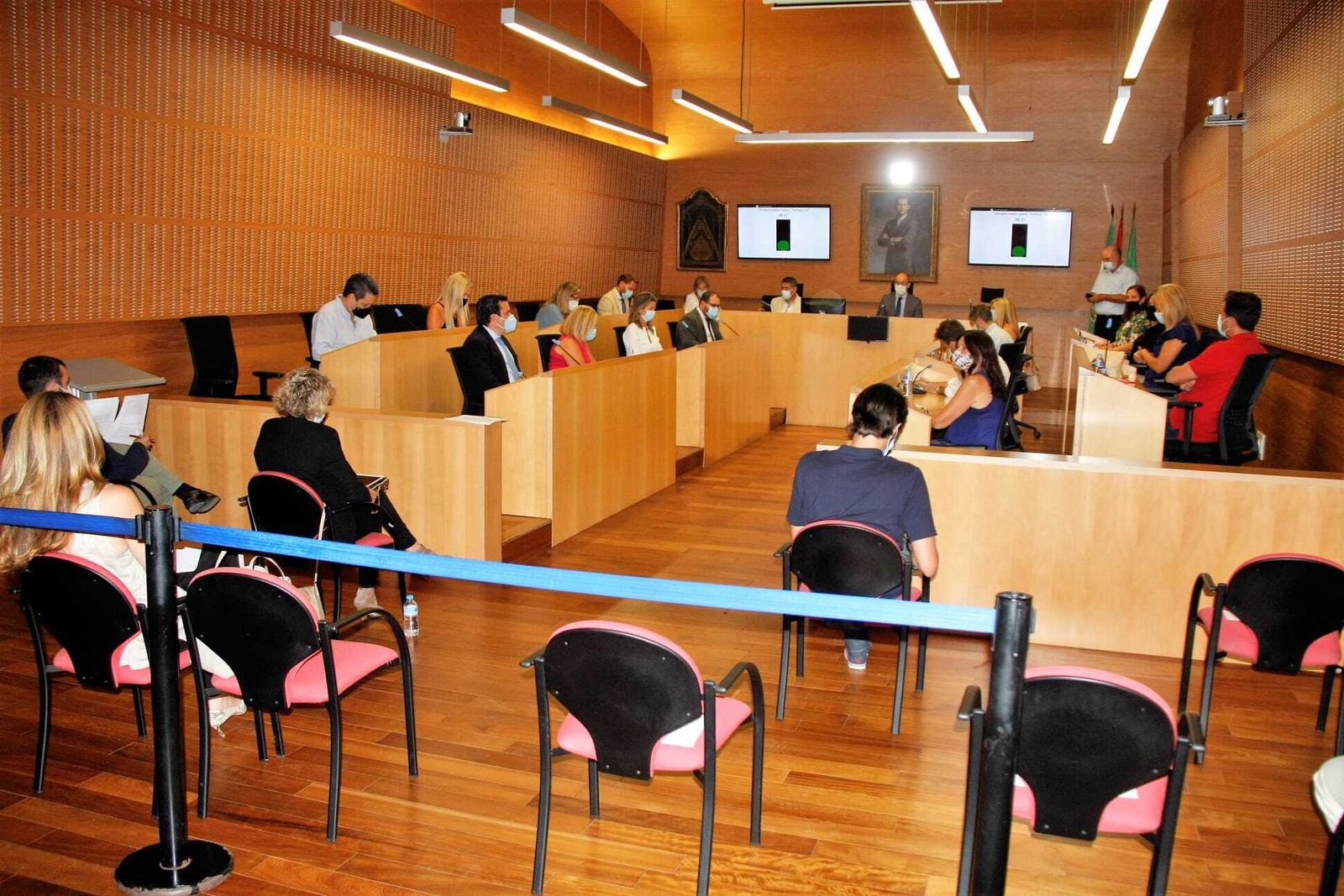 Una vista general del salón de plenos, que de nuevo se tuvo que reorganizar para respetar las distancias de seguridad.