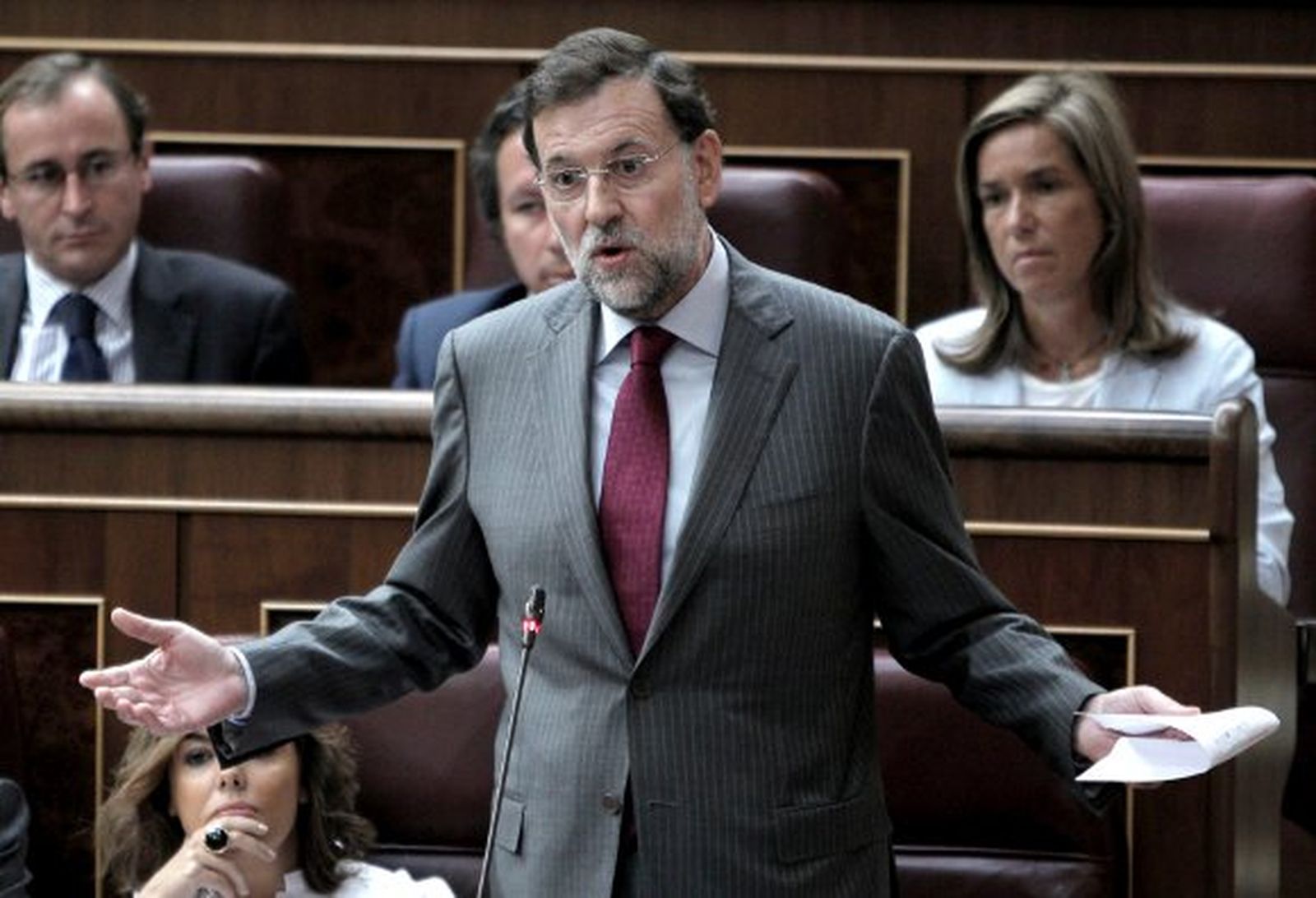 Rajoy acusa a Zapatero de transferir competencias a cambio de votos