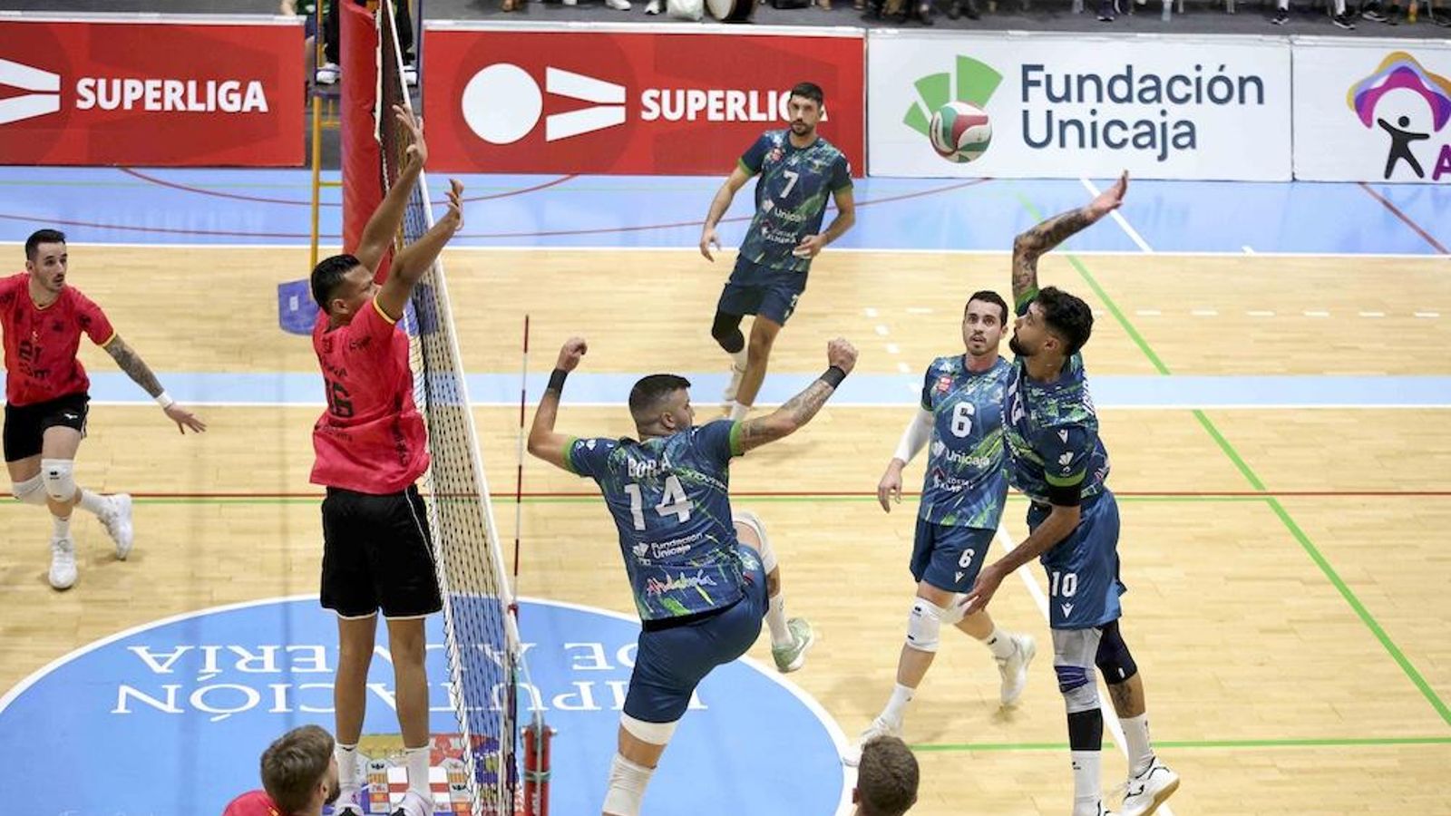 Fran Iribarne en plena ejecución de un remate durante un encuentro disputado durante la presente temporada.