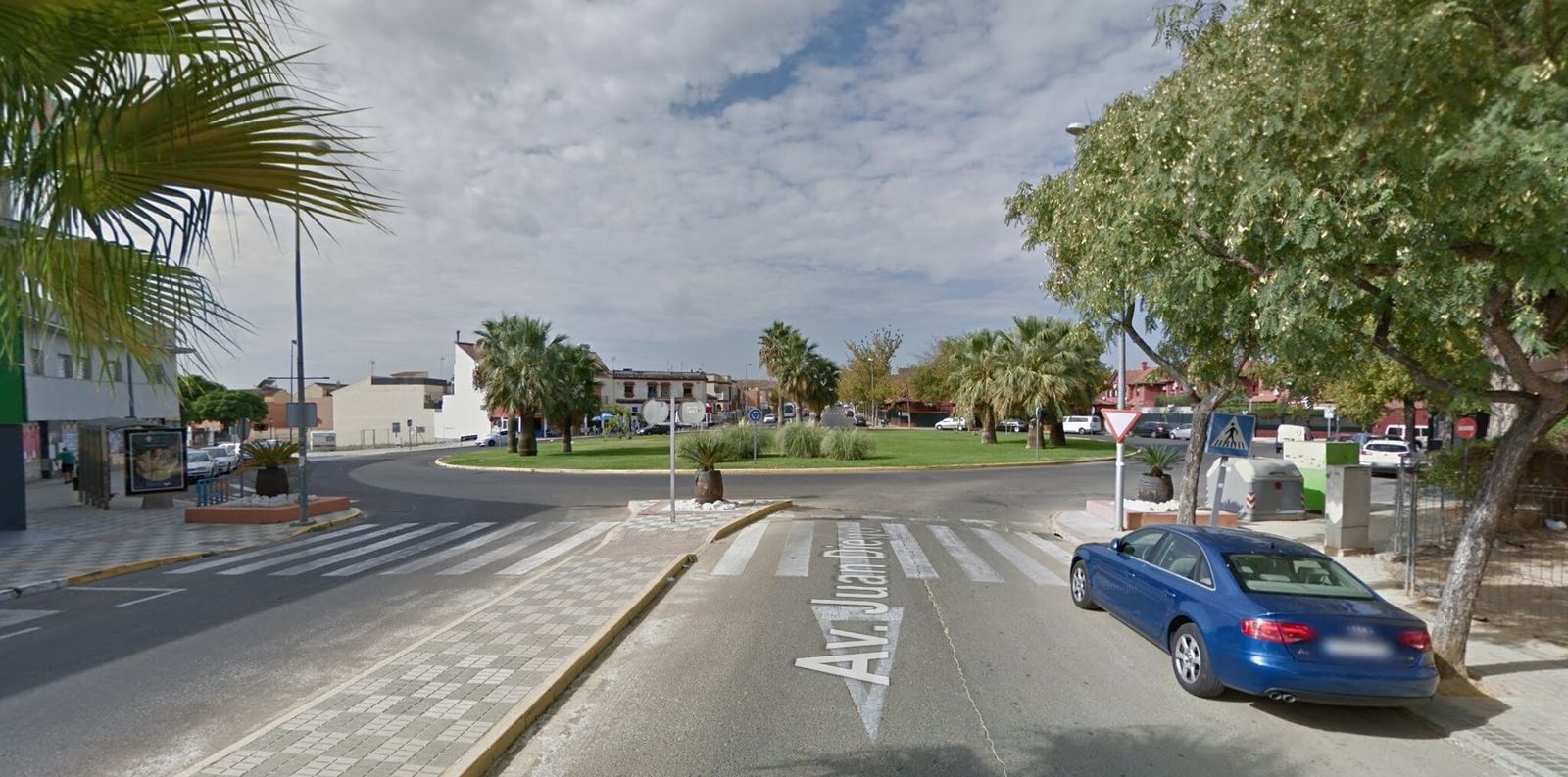 El accidente ha sido en una rotonda de la avenida Juan Diego de Bormujos