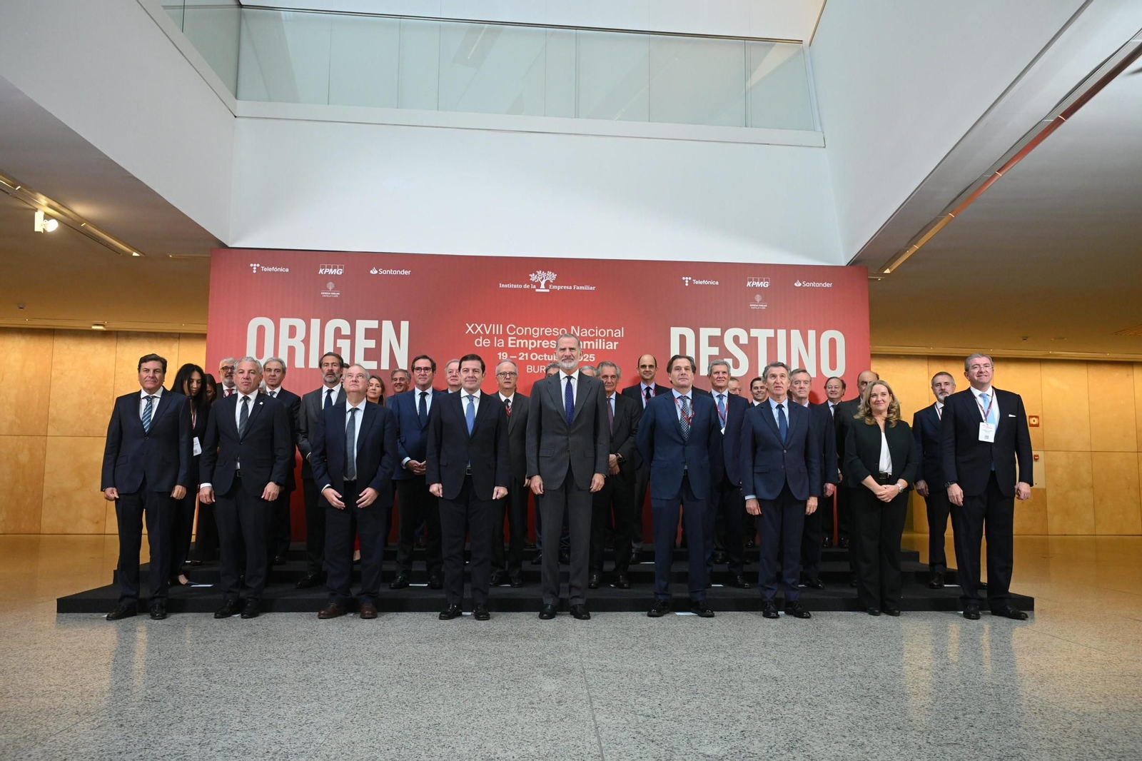 Foto de grupo con el Rey en el centro en la inauguración del XXVIII Congreso Nacional de la Empresa Familiar.