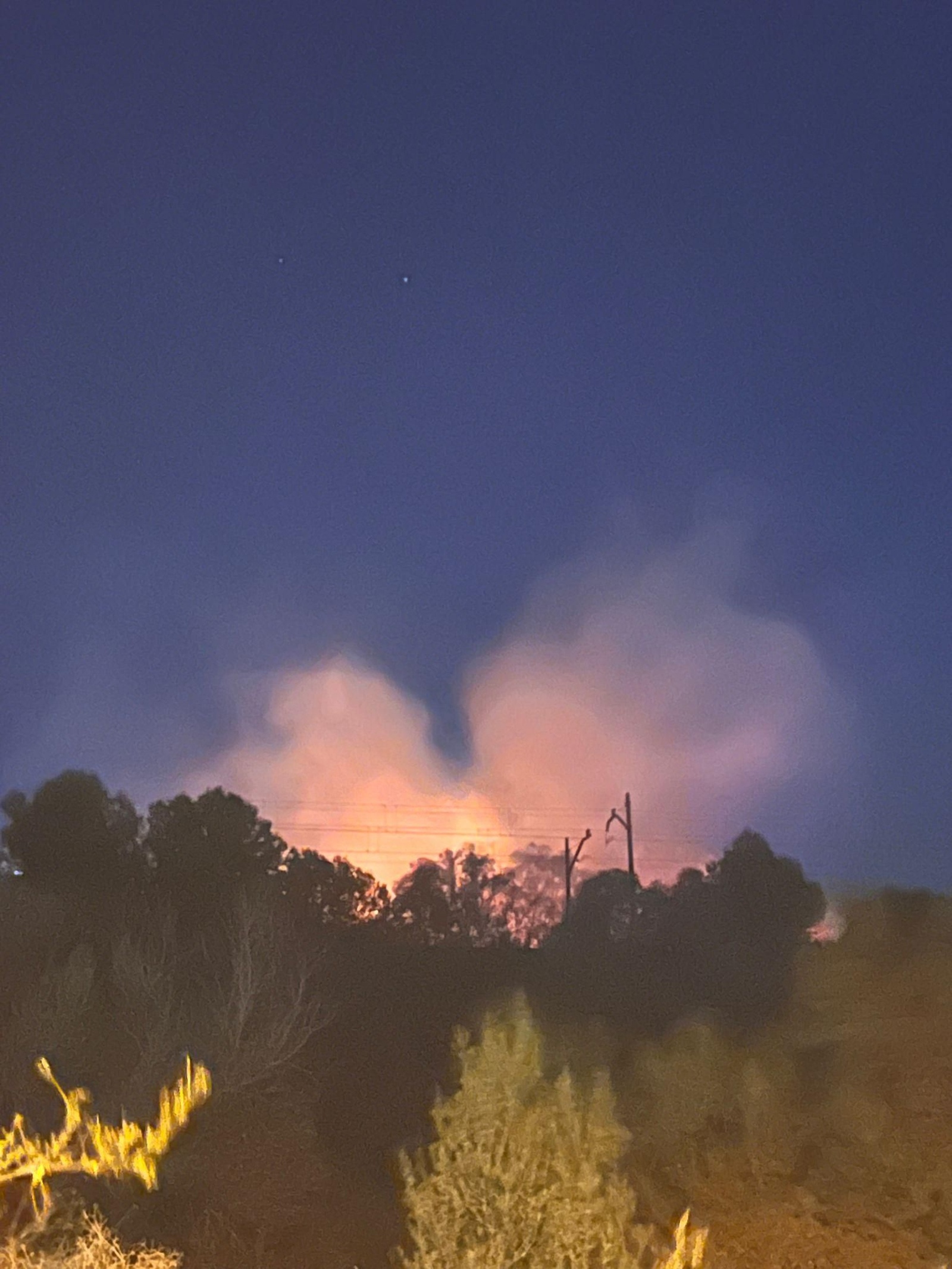 El incendio en Benalmádena que ha obligado a desalojar a un centenar de vecinos, en imágenes