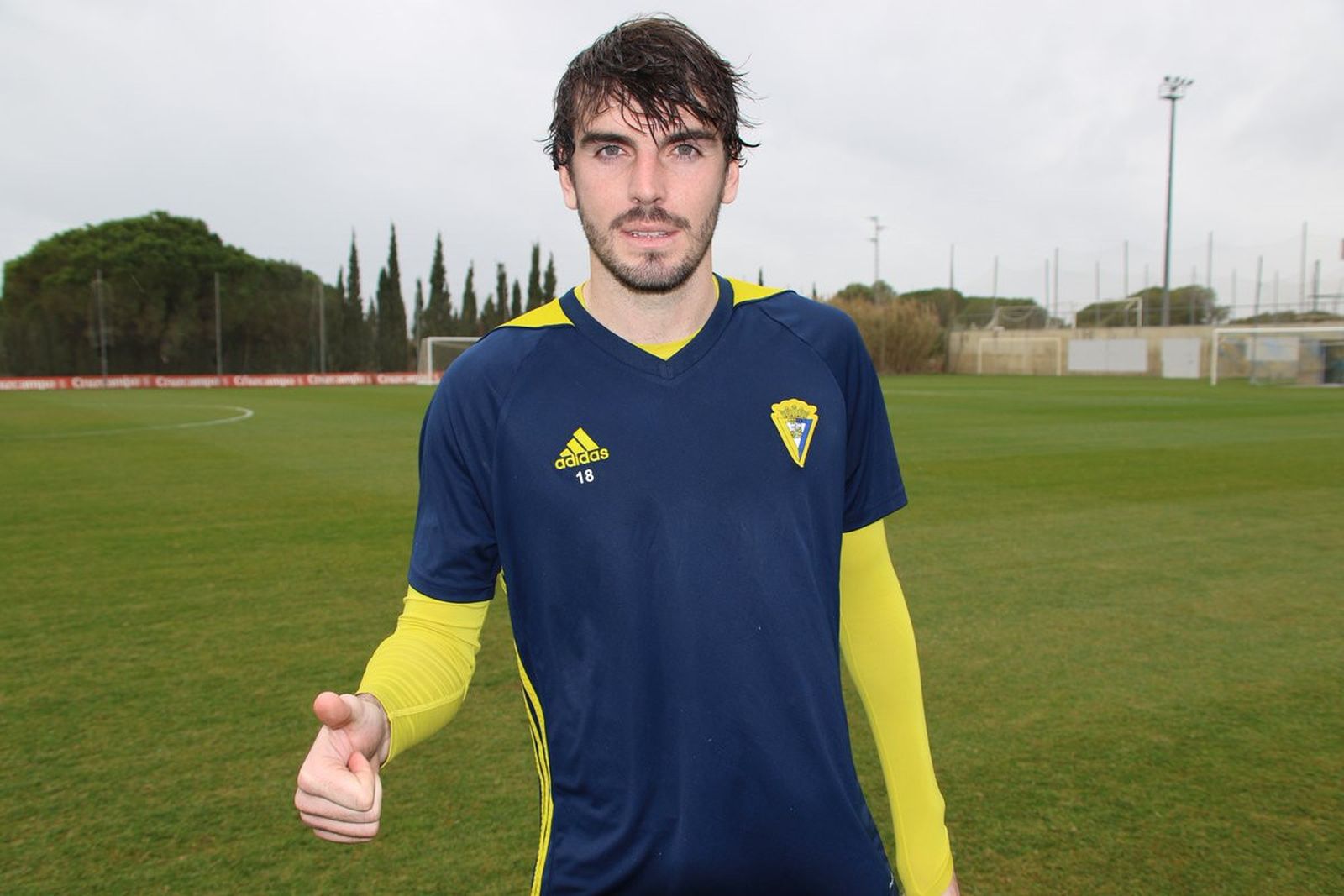Eugeni posa como nuevo jugador cadista.
