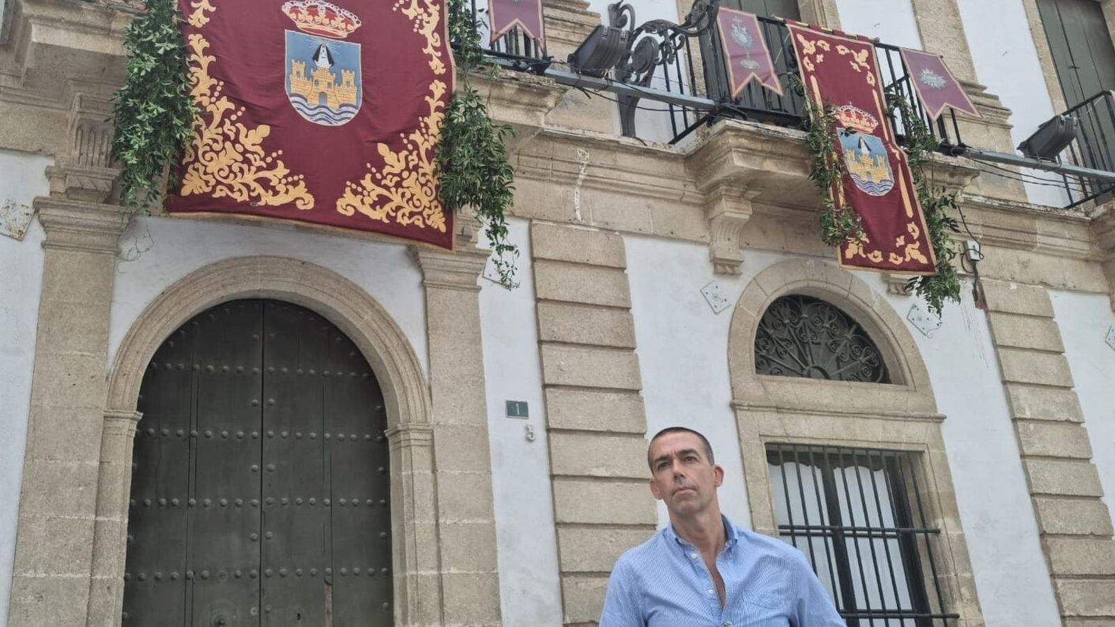 David Calleja,  junto a algunos de los exornos de la Plaza de España.