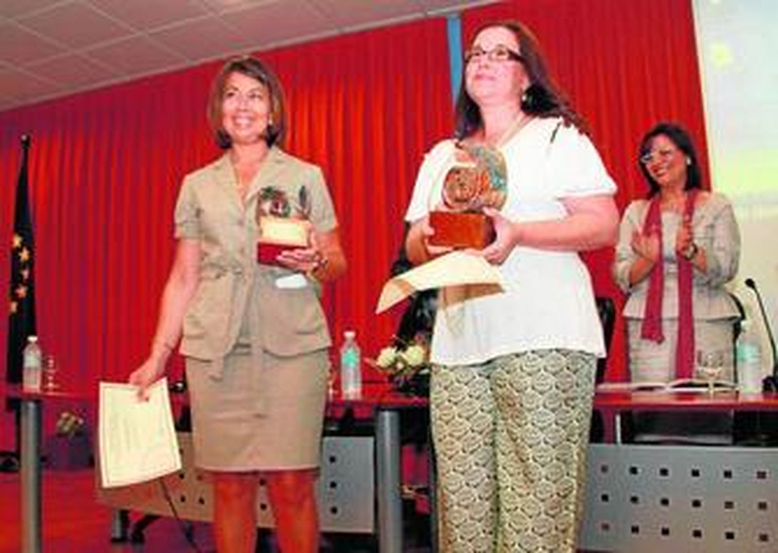 La profesora María Jesús Rojas (a la izquierda) y Luján Japón, tras recoger el premio por su proyecto.