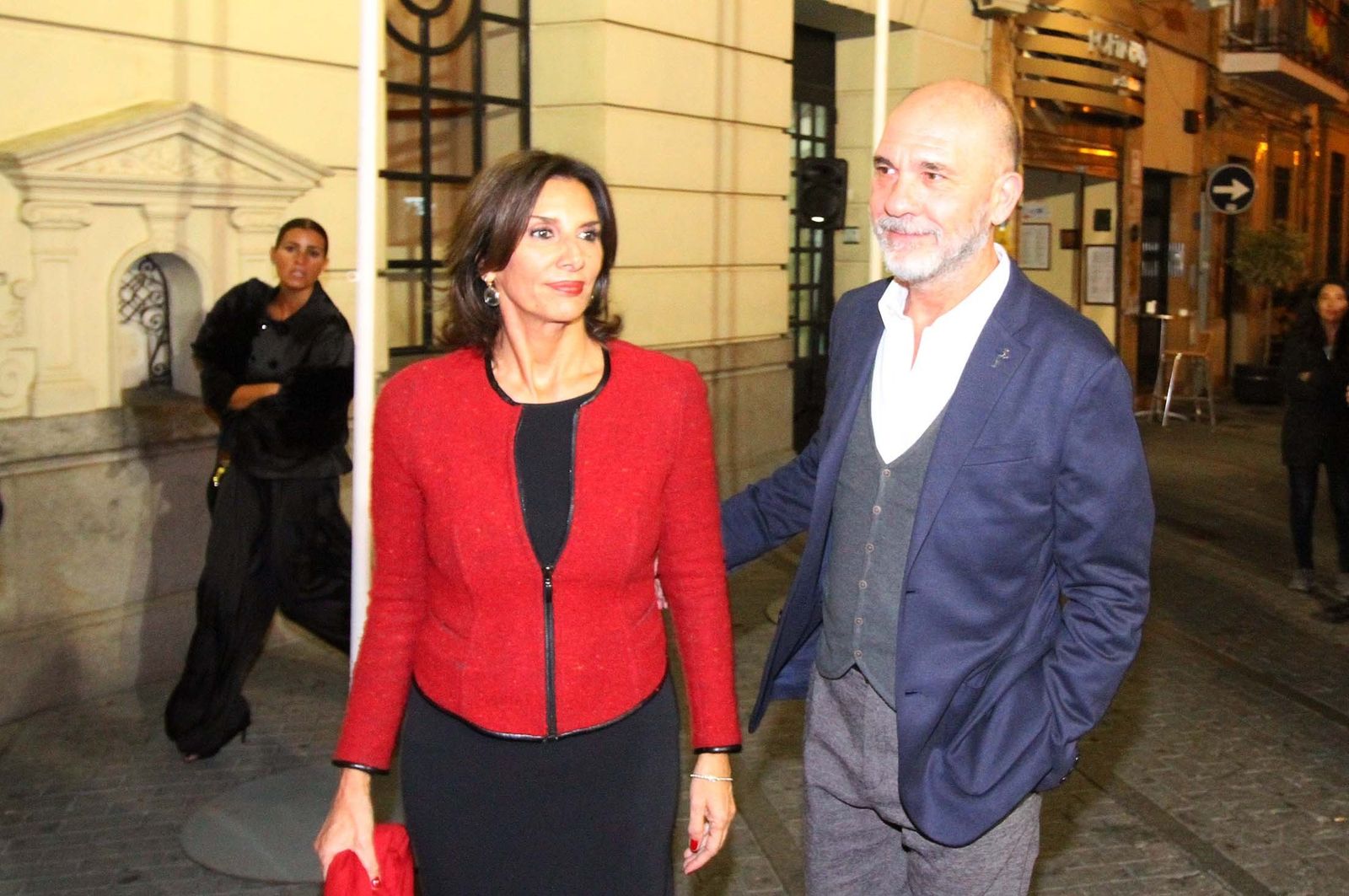 La actriz Pastora Vega y el actor argentino, a su llegada al Gran Teatro.