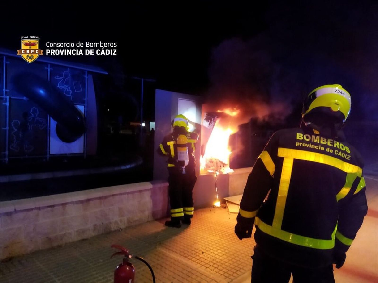 Bomberos sofocan un incendio en un McDonald de Chiclana