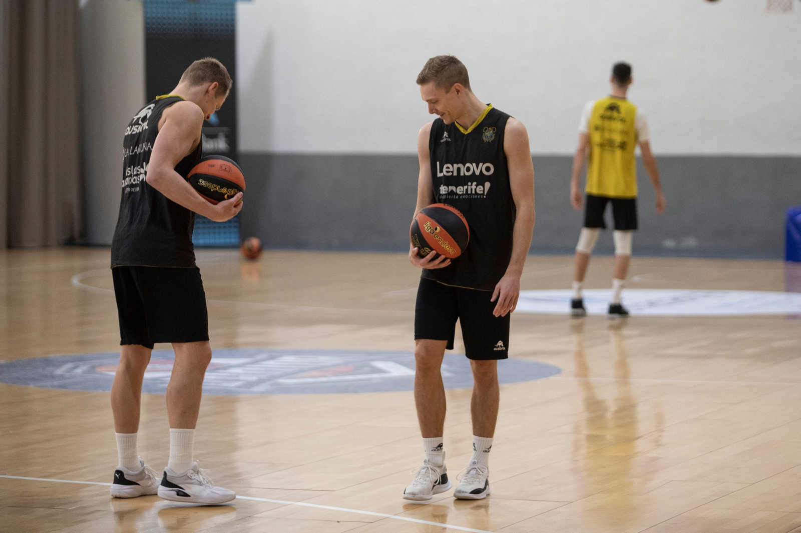 Dos jugadores del Lenovo Tenerife en el entrenamiento de este miércoles