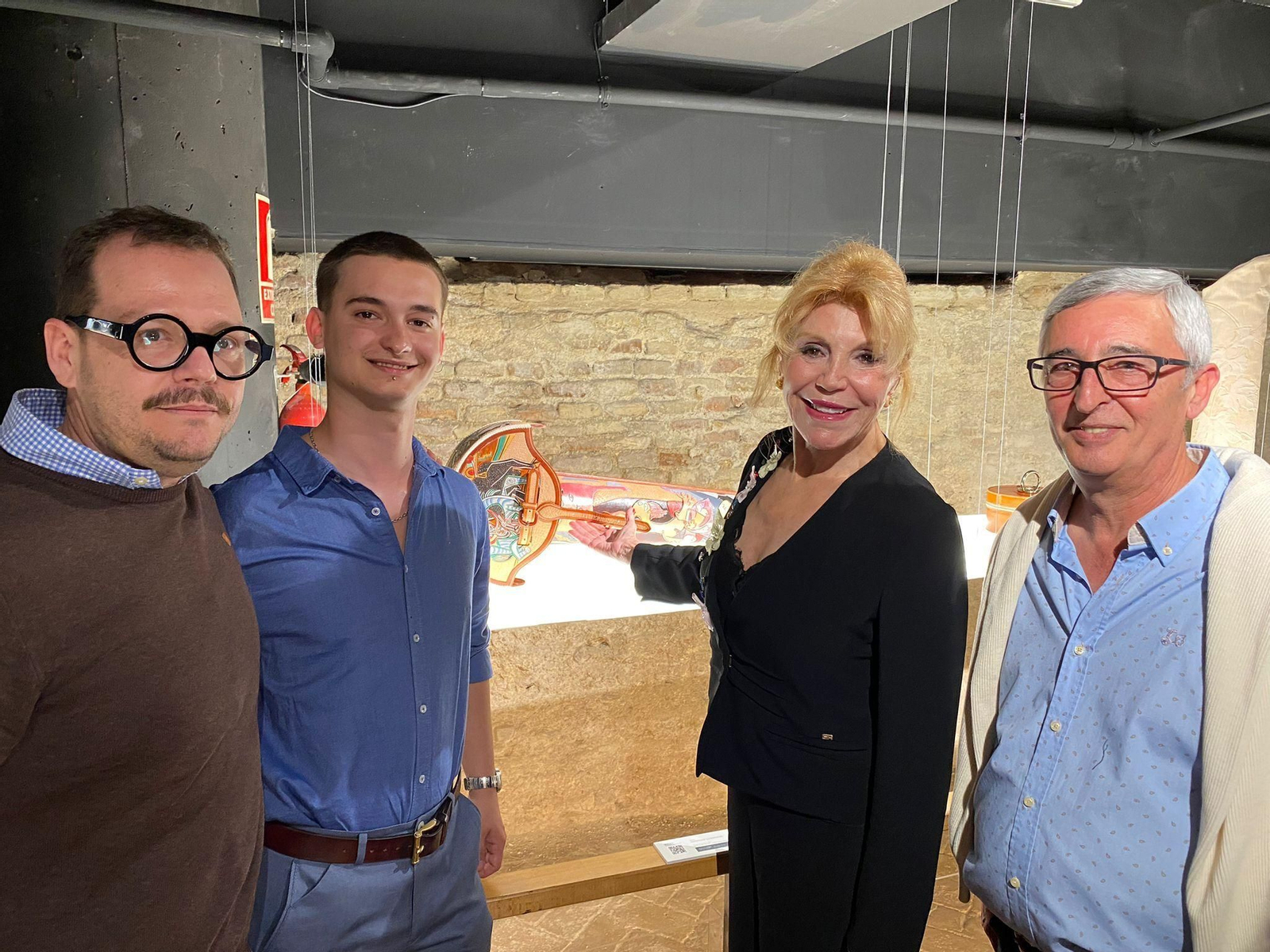 Abraham Zambrana (I), Arthur Lagutin, Carmen Cervera y Manuel Vergel, junto al fundón de espada.