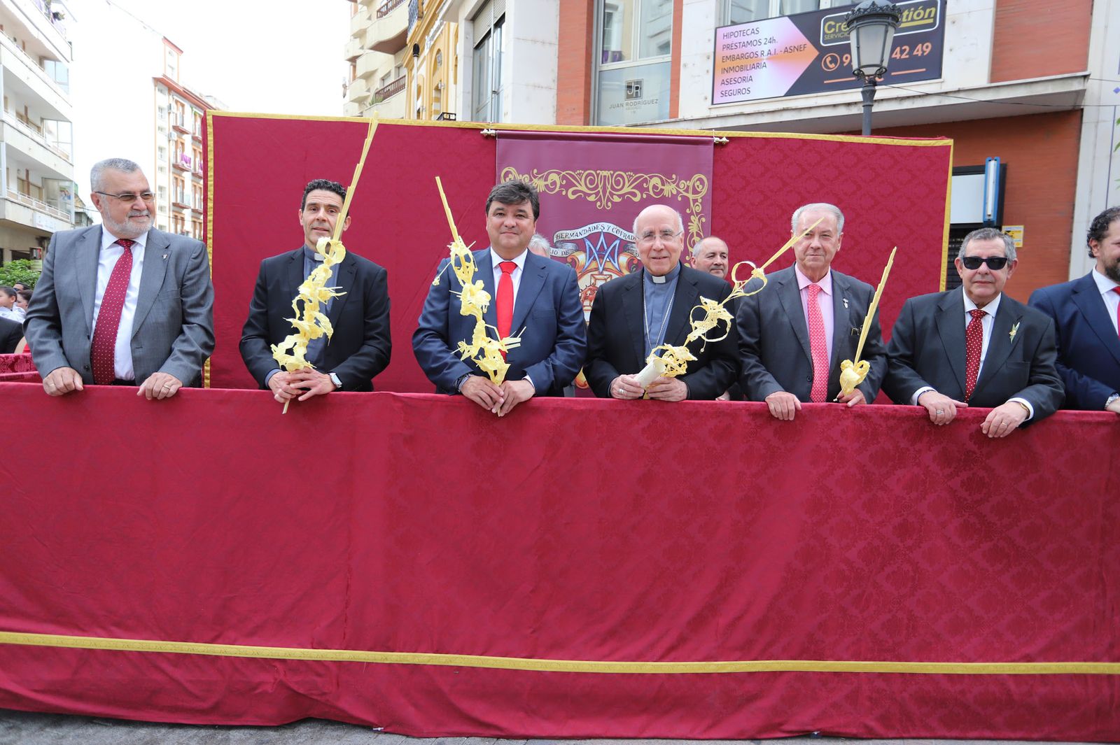 Imágenes del recorrido de la Borriquita  por las calles de Huelva