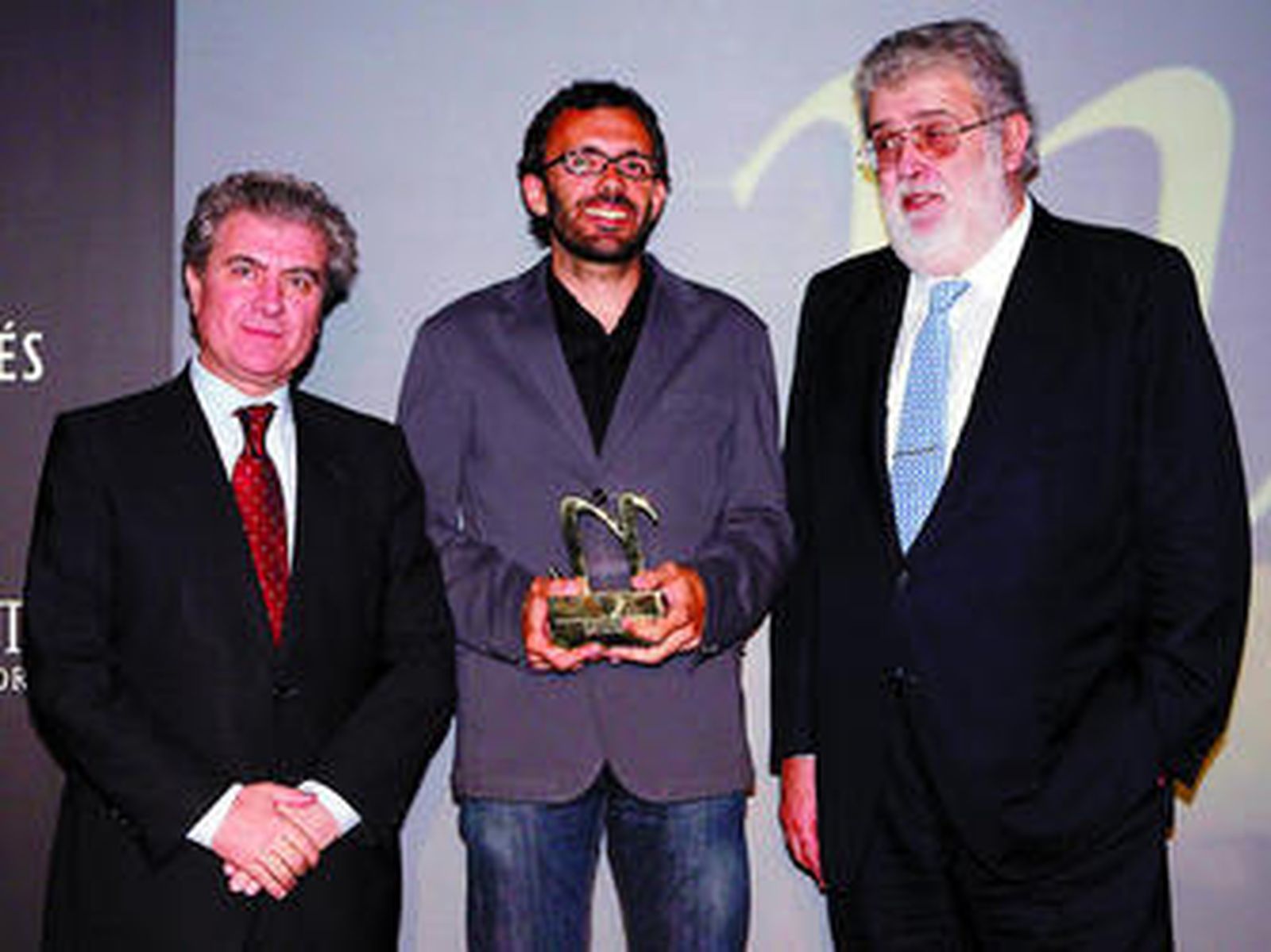 Isaac Rosa, en el centro, junto al ministro César Antonio Molina y a José Manuel Lara.