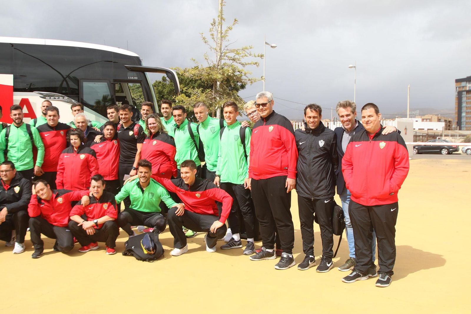 Fotogalería de la salida del Almería y el Almería Genuine hacia sus respectivos partidos.