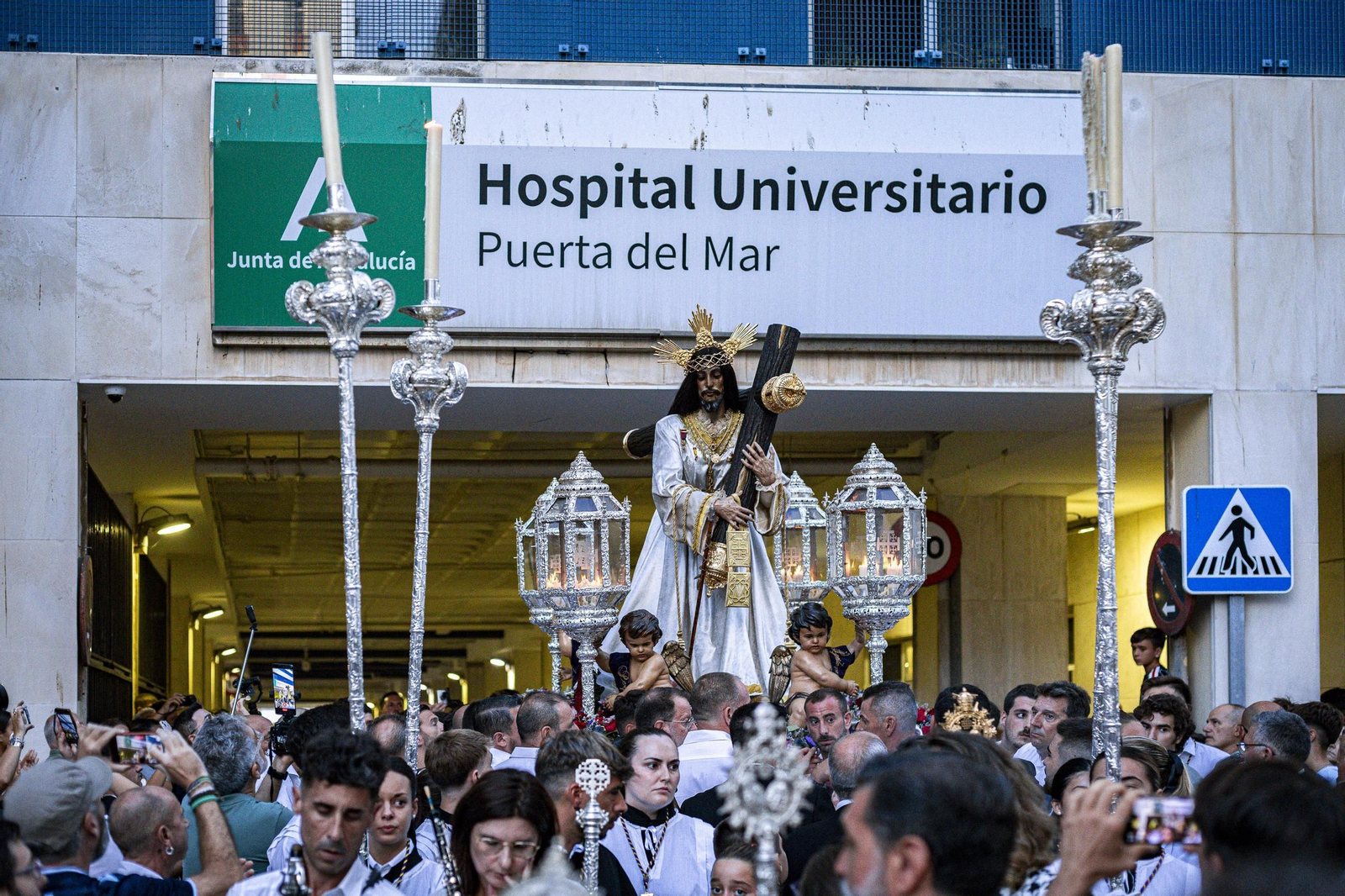 Las imágenes de la histórica visita del Nazareno de Santa María al hospital Puerta del Mar de Cádiz