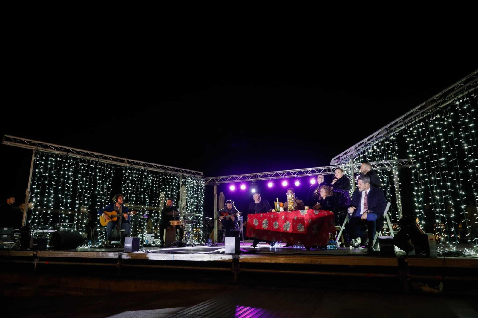 Las mejores imágenes de la iluminación navideña de Mojácar con las luces de Ferrero Rocher