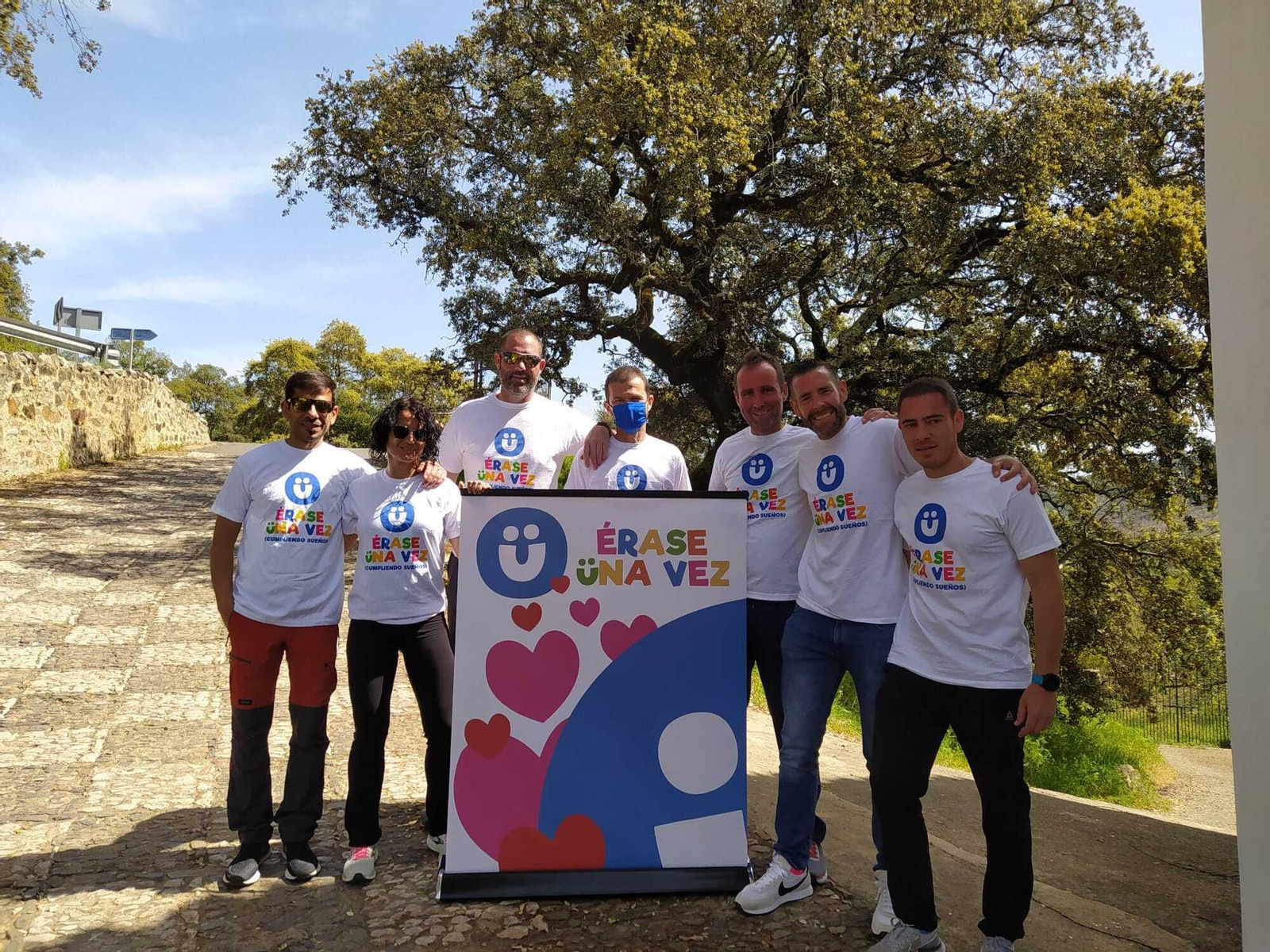 Luis Flores junto a los miembros del equipo. Luis Flores junto a los miembros del equipo.