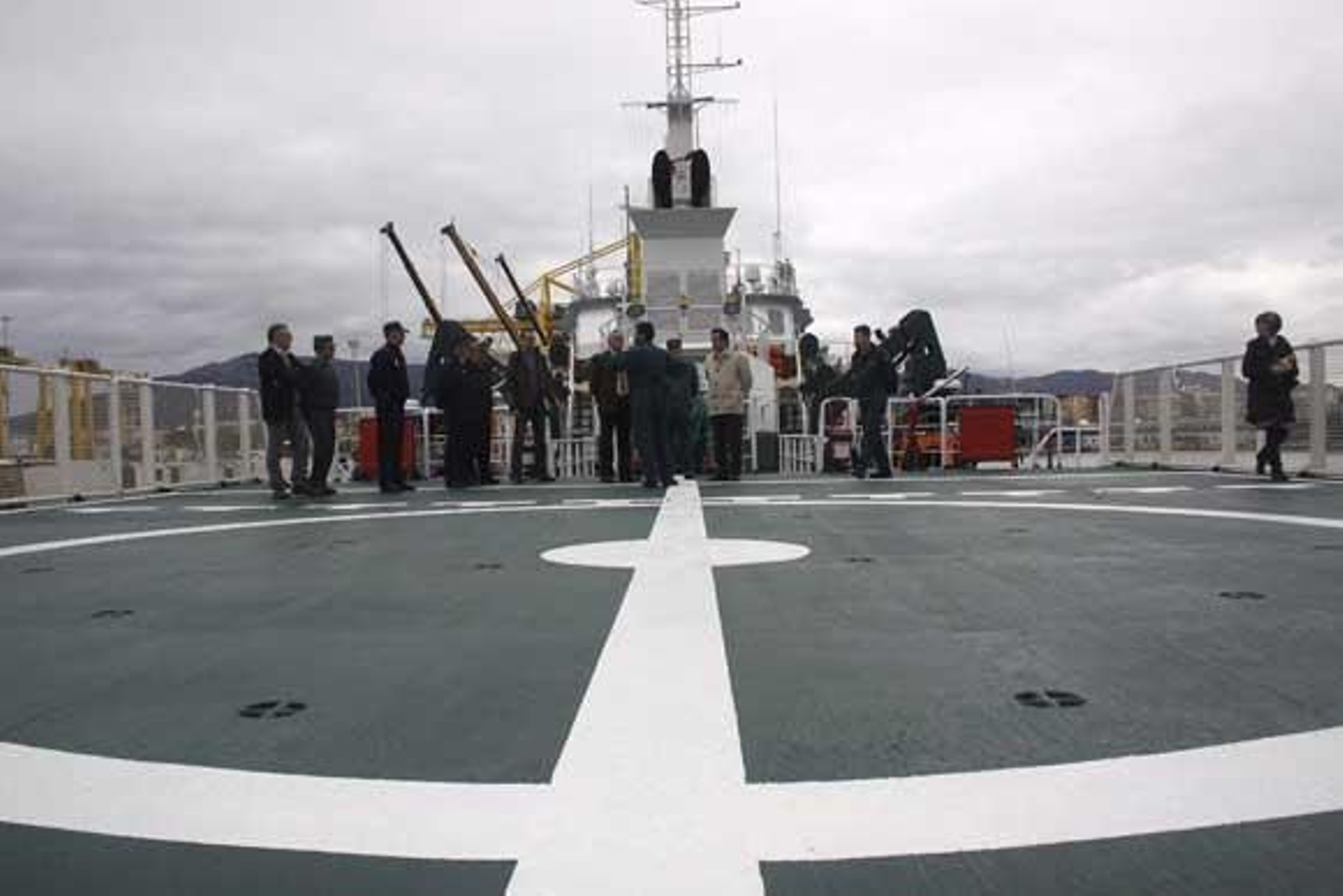 La superpatrullera 'Río Segura' hace escala en el puerto de Algeciras para repostar. Tiene 73 metros de eslora y está destinada para las misiones de la Guardia Civil en alta mar./Fotos:Vanessa Pérez

Foto: Vanessa Perez