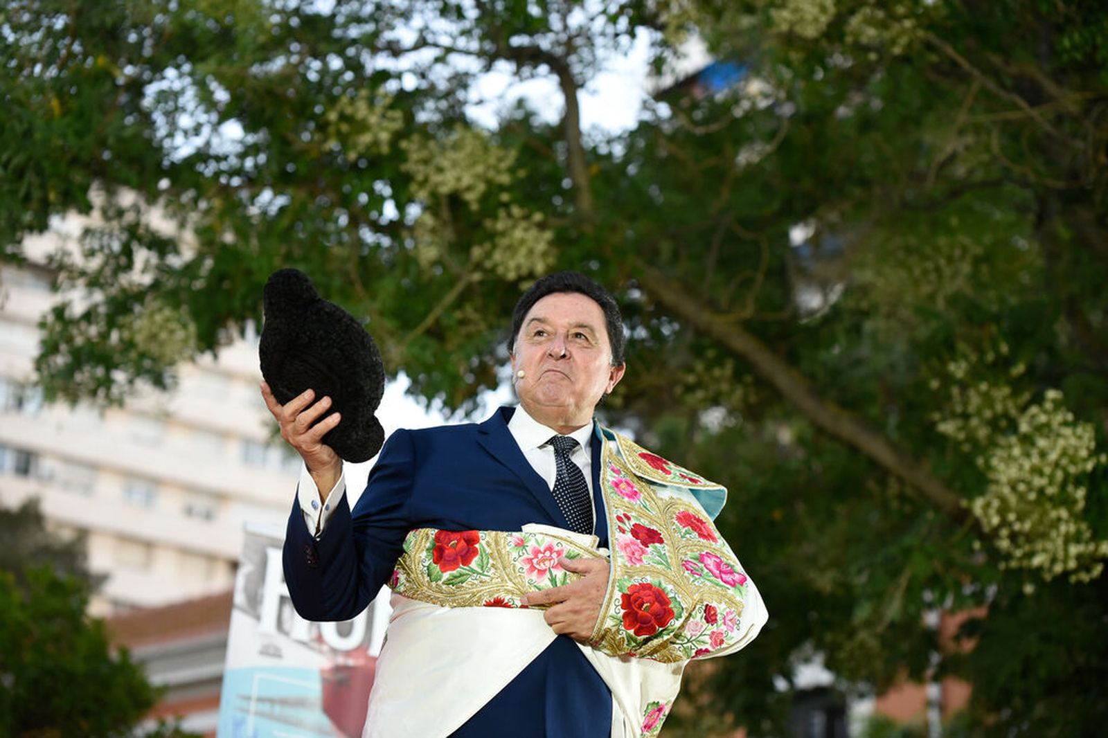 Tomás Campuzano hace el paseíllo en la Casa Colón para pregonar la Feria Taurina de Huelva.