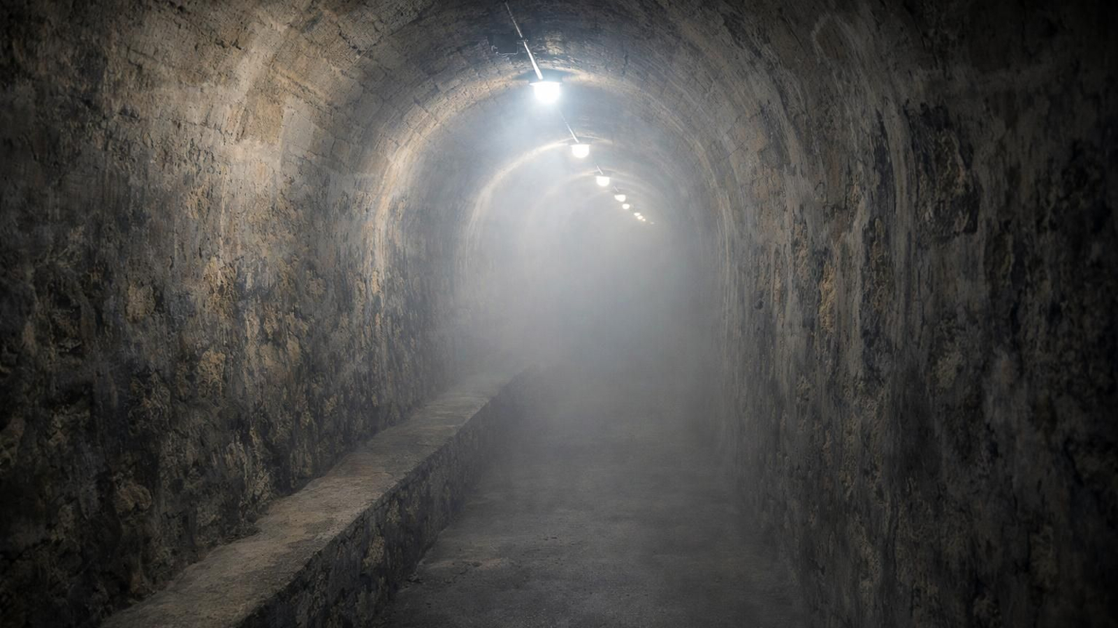 Galería subterránea del refugio antiaéreo de la Plaza de Santiago, uno de los más grandes de Jaén, construido durante la Guerra Civil para proteger a la población civil.