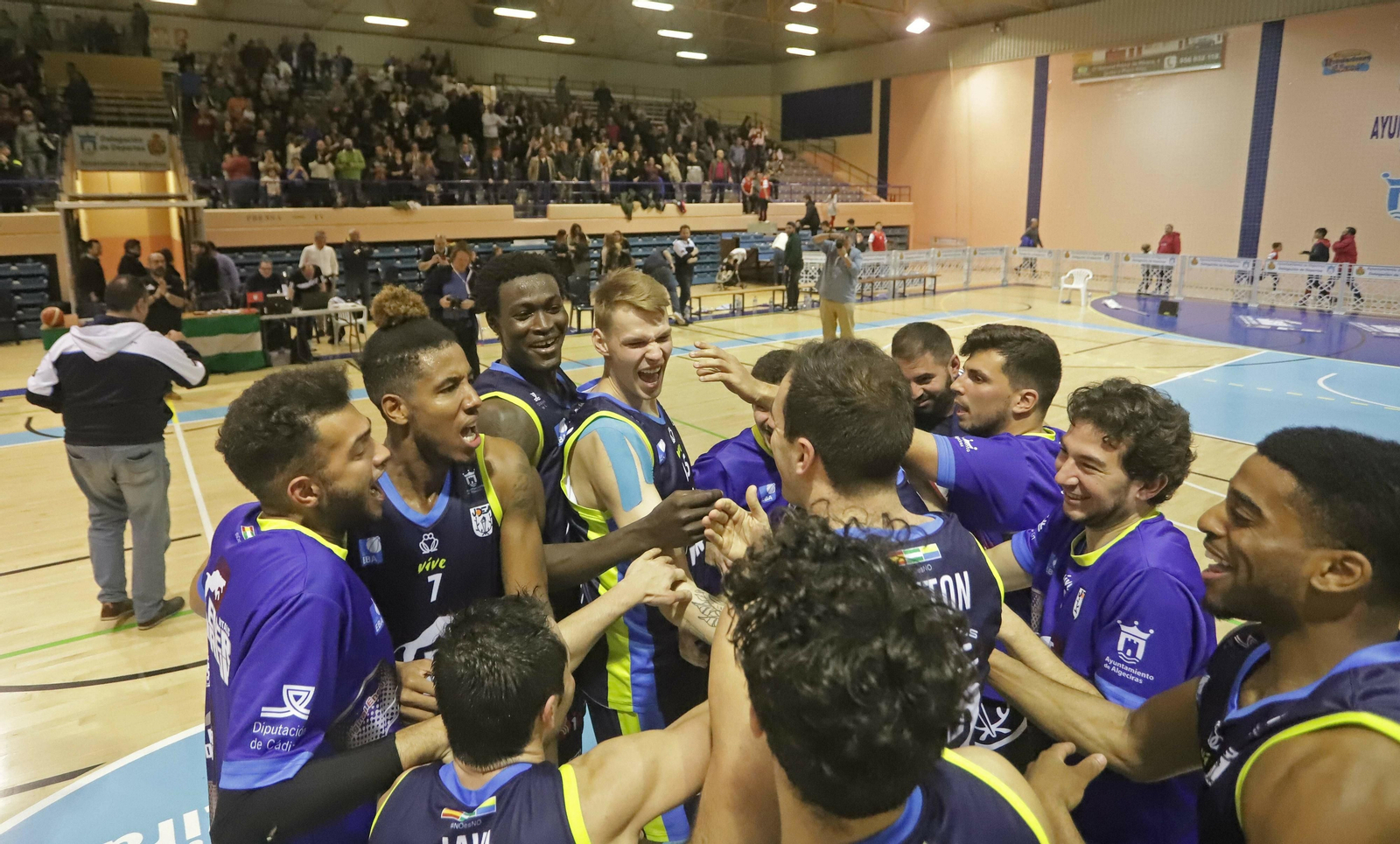 Los jugadores de Udea celebran el triunfo sobre el Melilla.