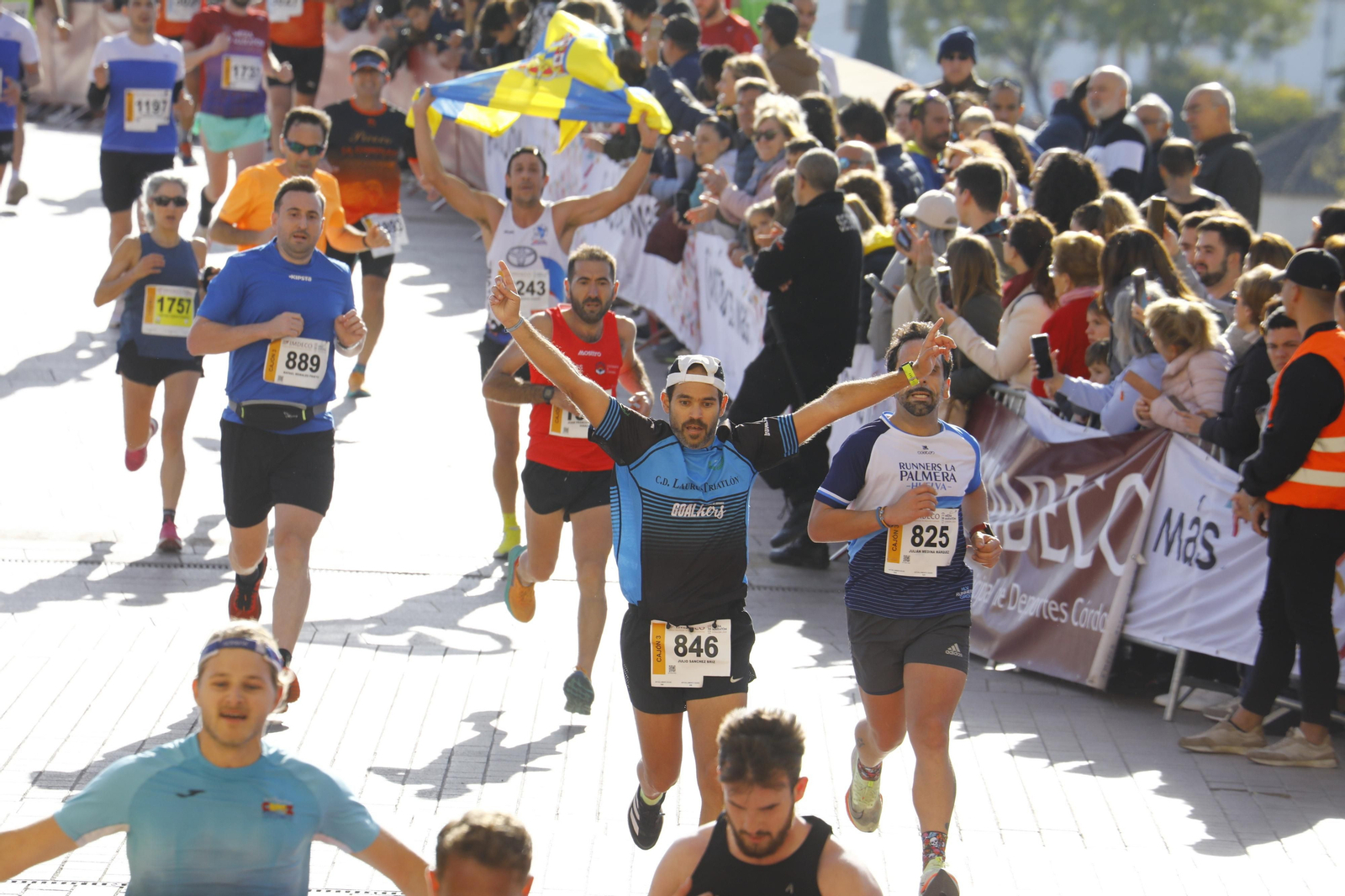 La gloria de cruzar la Puerta del Puente: imágenes de la meta de la 36 Media Maratón de Córdoba