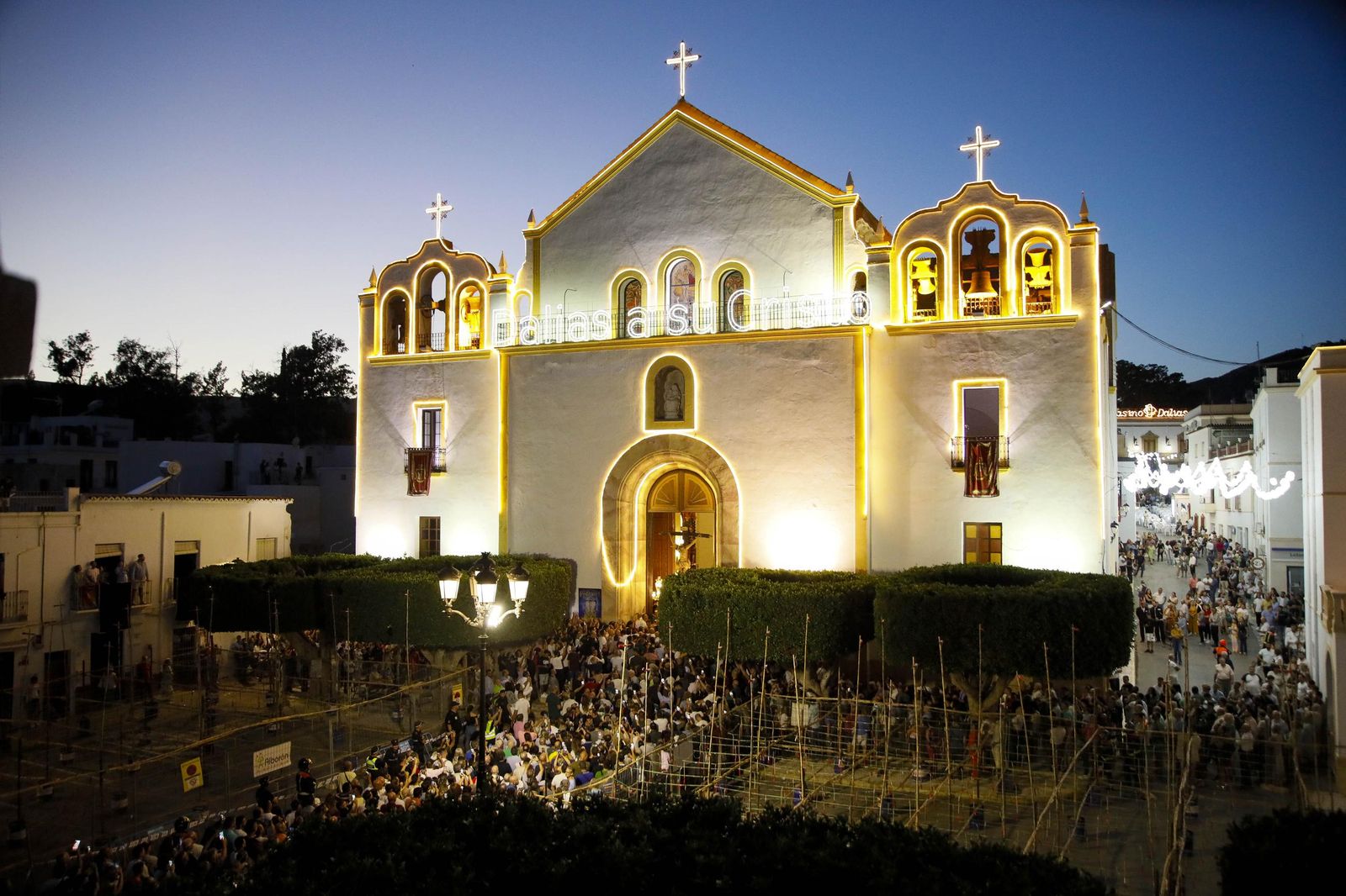 Las imágenes de la misa vespertina y procesión del Cristo de la Luz de Dalías