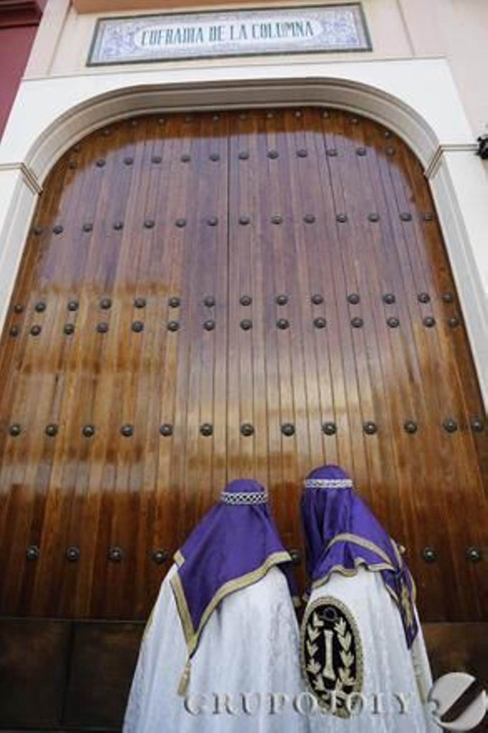 Crucifixión, Gitanos, Dolores del Puente, Pasión, Estudiantes y Cautivo protagonizaron una jornada en claroscuro./ Javier Albiñana