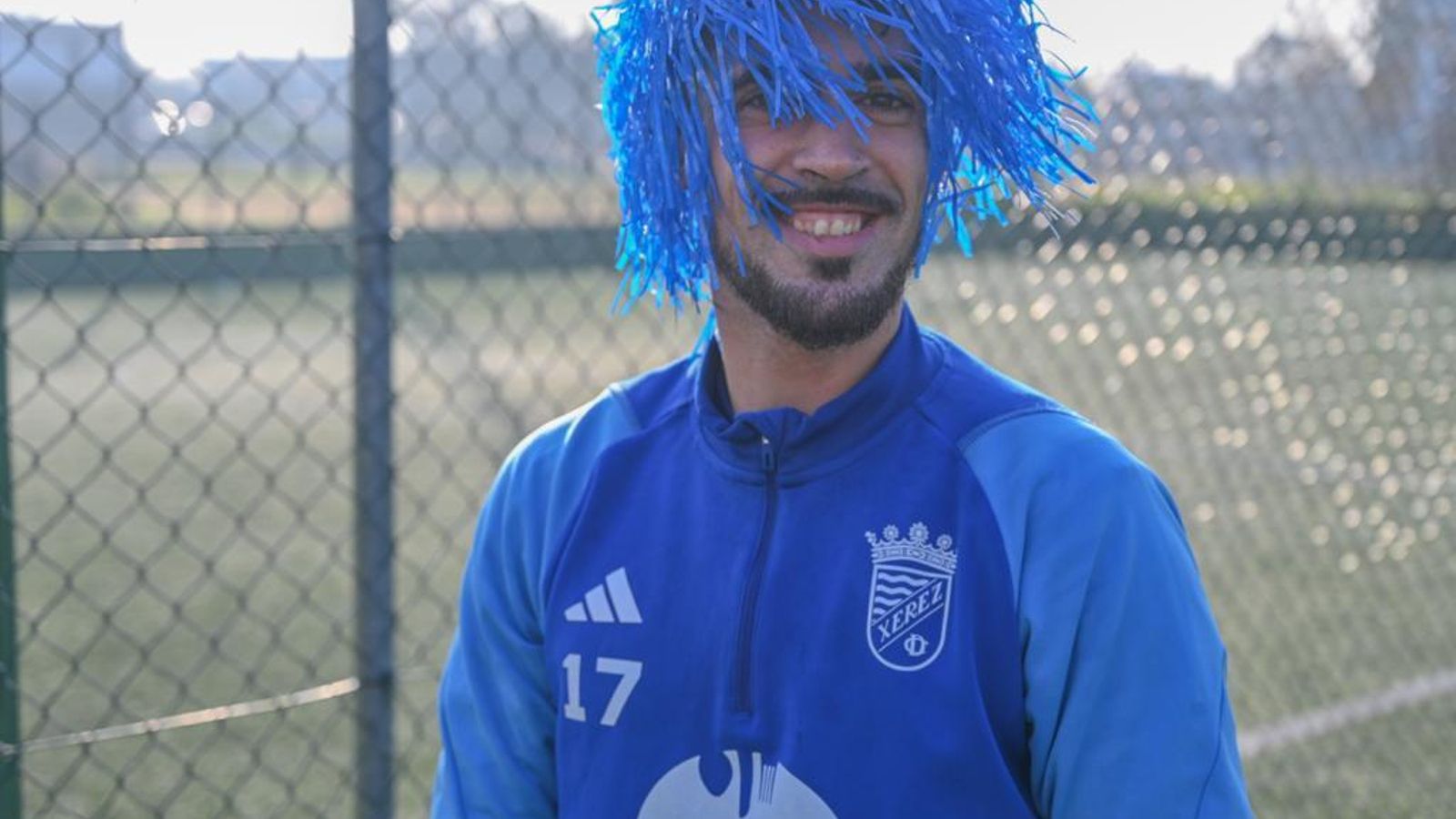 Iván Navarro provocó las risas de sus compañeros al lucir una llamativa peluca azul.