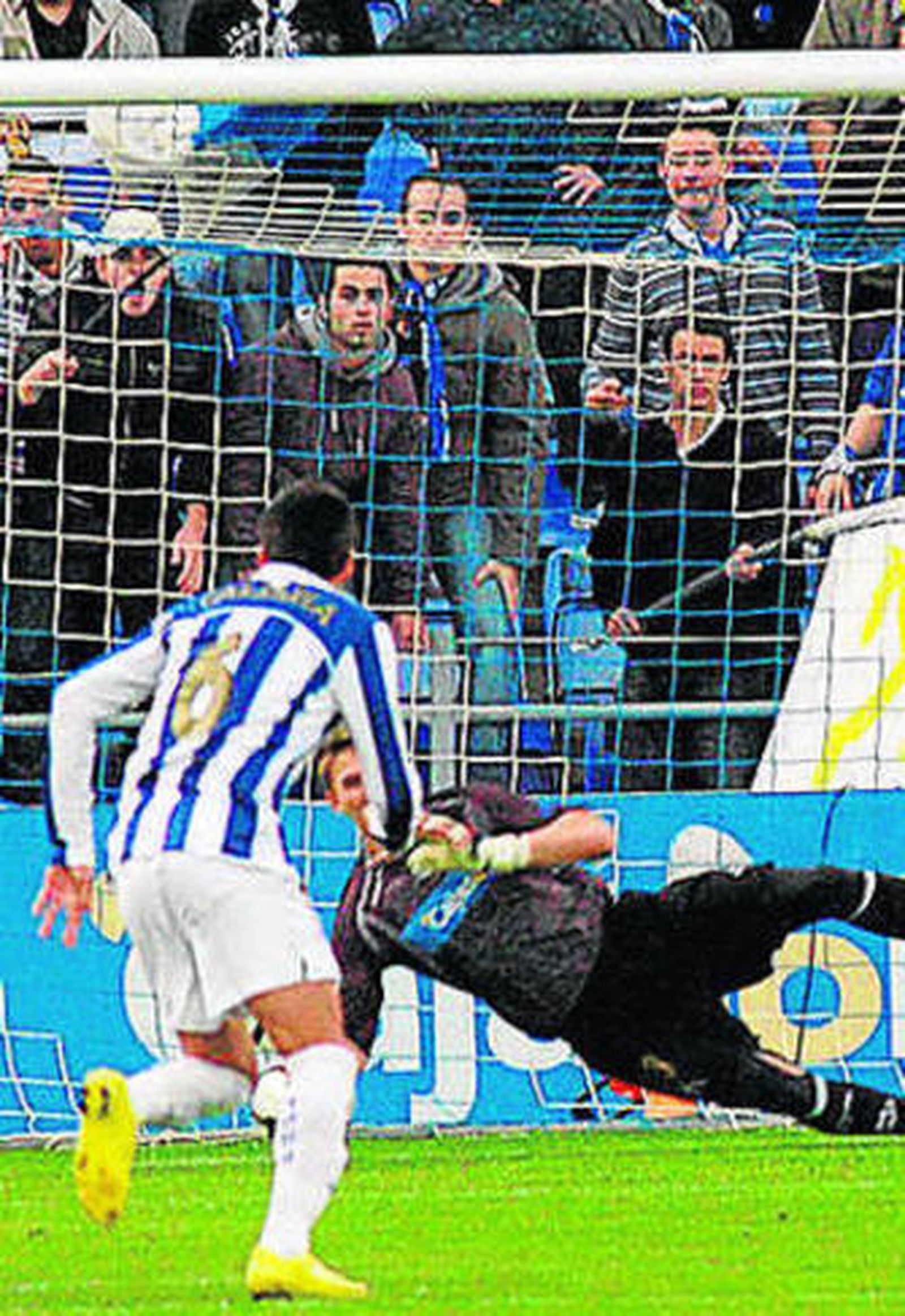 Ramis busca el apoyo de un compañero tras controlar el balón.