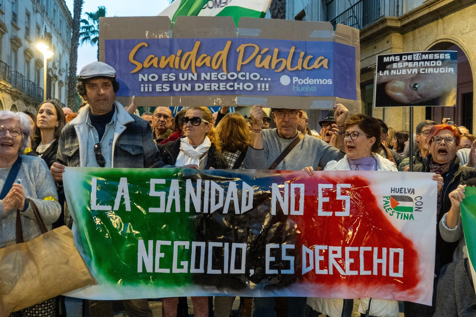 Imágenes de la concentración por la sanidad frente a la delegación